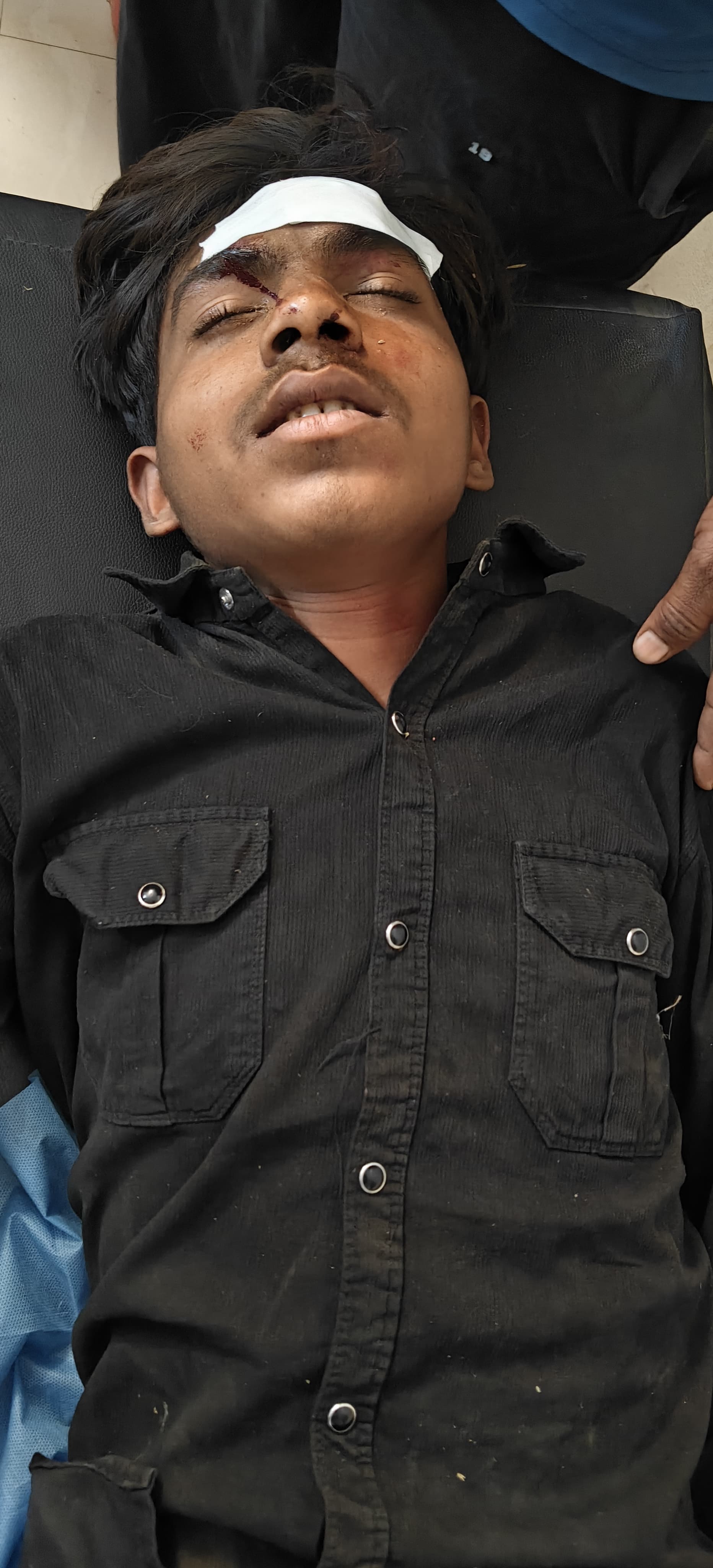 त्यौंथर: तीन मोटरसाइकलों की आमने-सामने टक्कर में भीषण सड़क हादसा, एक की मौत