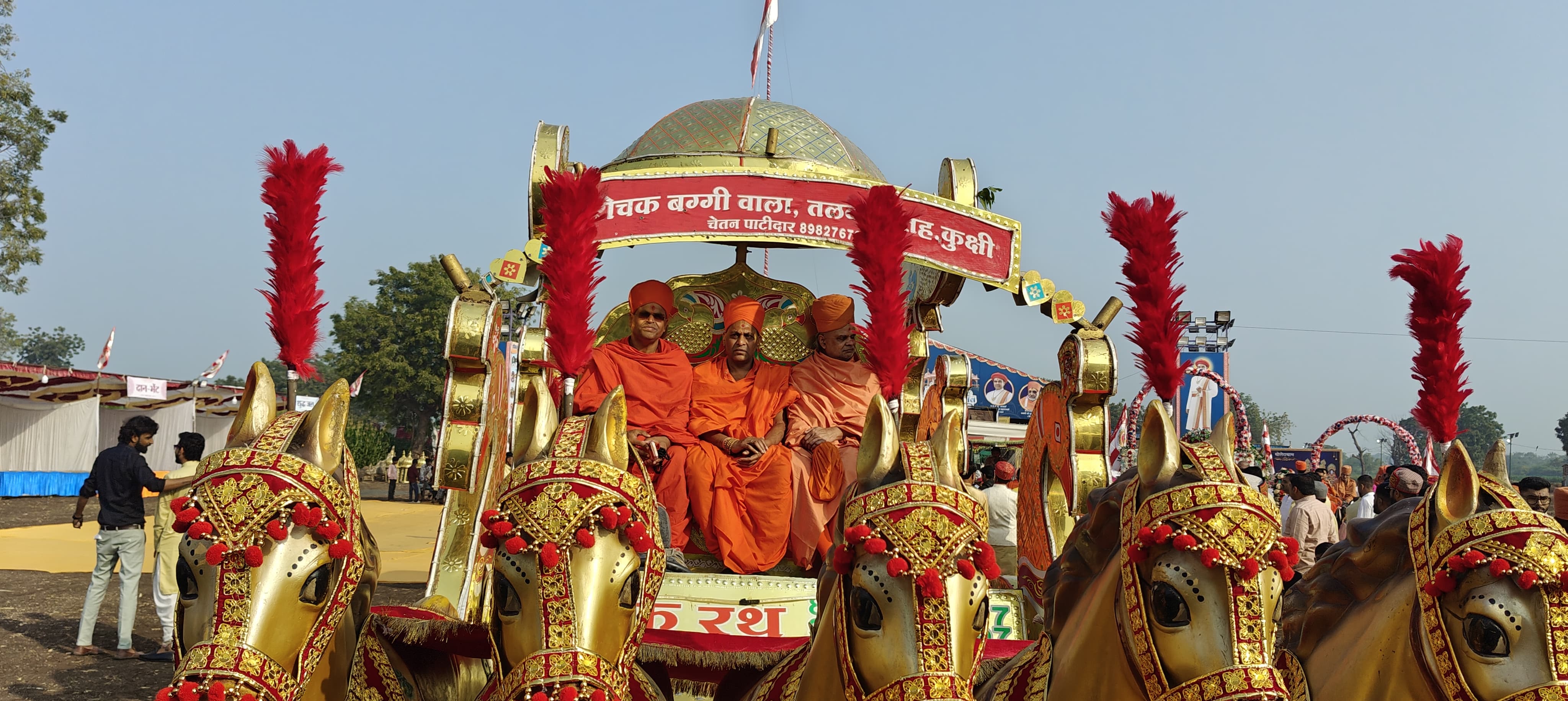 पिपल्या नगर में धूम धाम से निकले भगवान स्वामीनायन