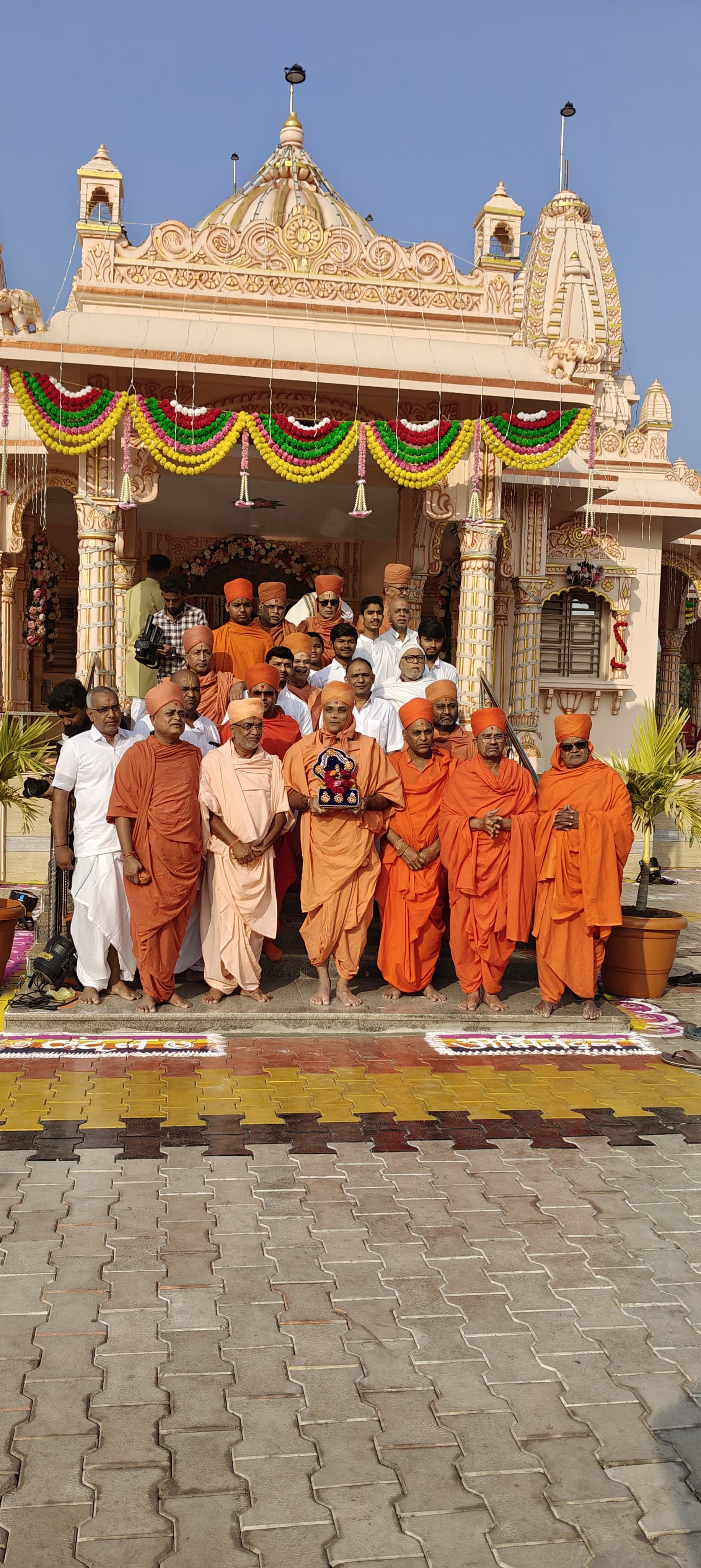 पिपल्या नगर में धूम धाम से निकले भगवान स्वामीनायन