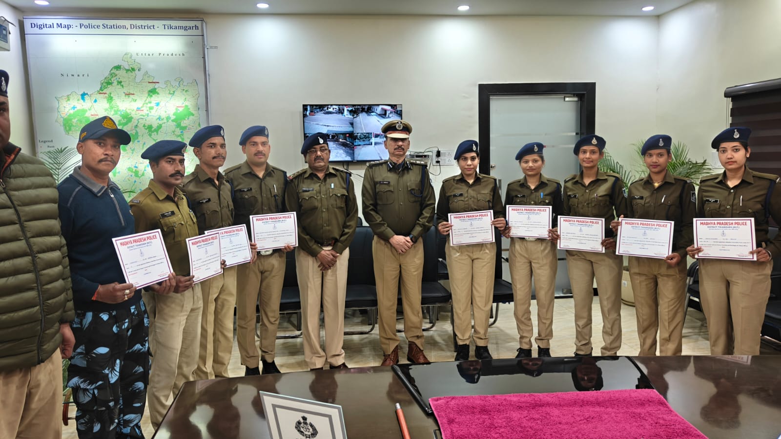 पुलिस अधीक्षक ने 9 नव नियुक्त आरक्षकों को सौंपे नियुक्ति आदेश