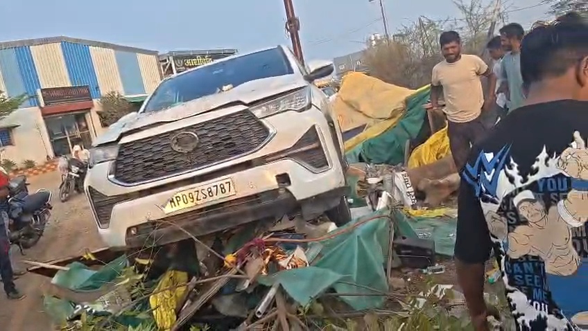 चार पहिया कार का आतंक,गुमटी में घुसी तीन लोग घायल