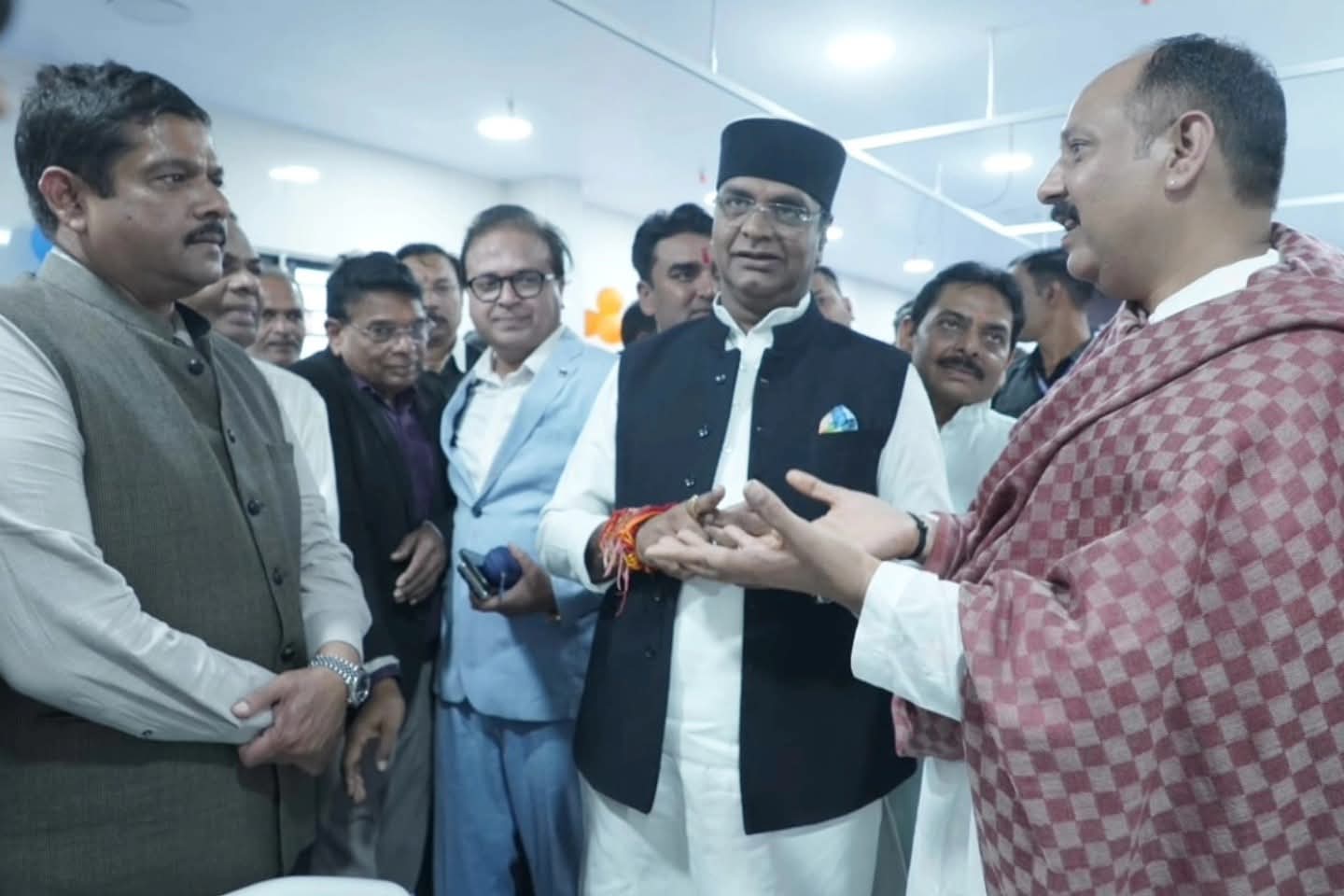 सीहोर के कुबेरेश्वर धाम में विठ्लेश सेवा समिति द्वारा निर्मित नवीन अस्पताल का लोकार्पण सहकारिता मंत्री विश्वास कैलाश सारंग ने किया
