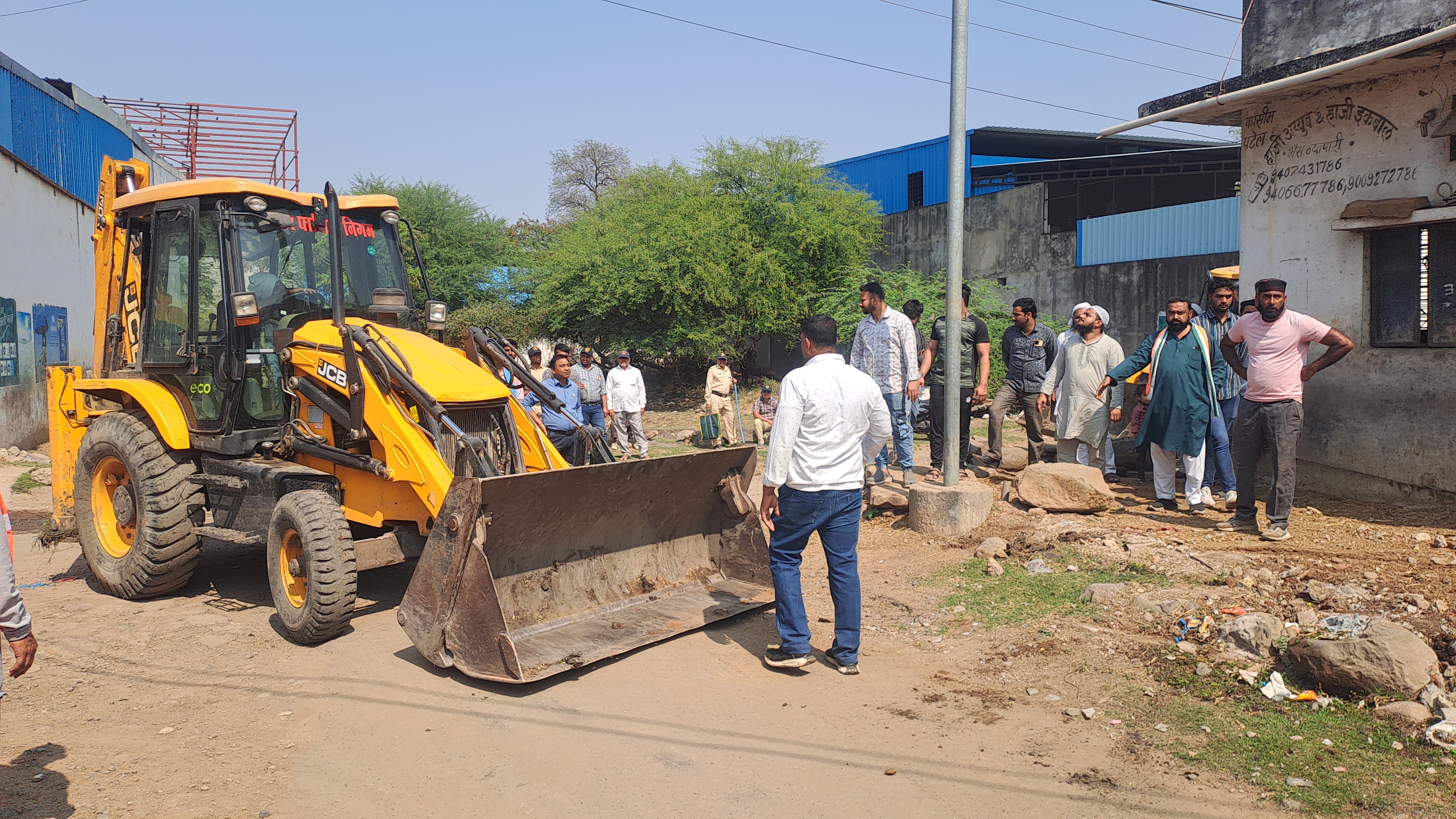 गुलमोहर में पार्षद के मकान पर चला बुलडोजर