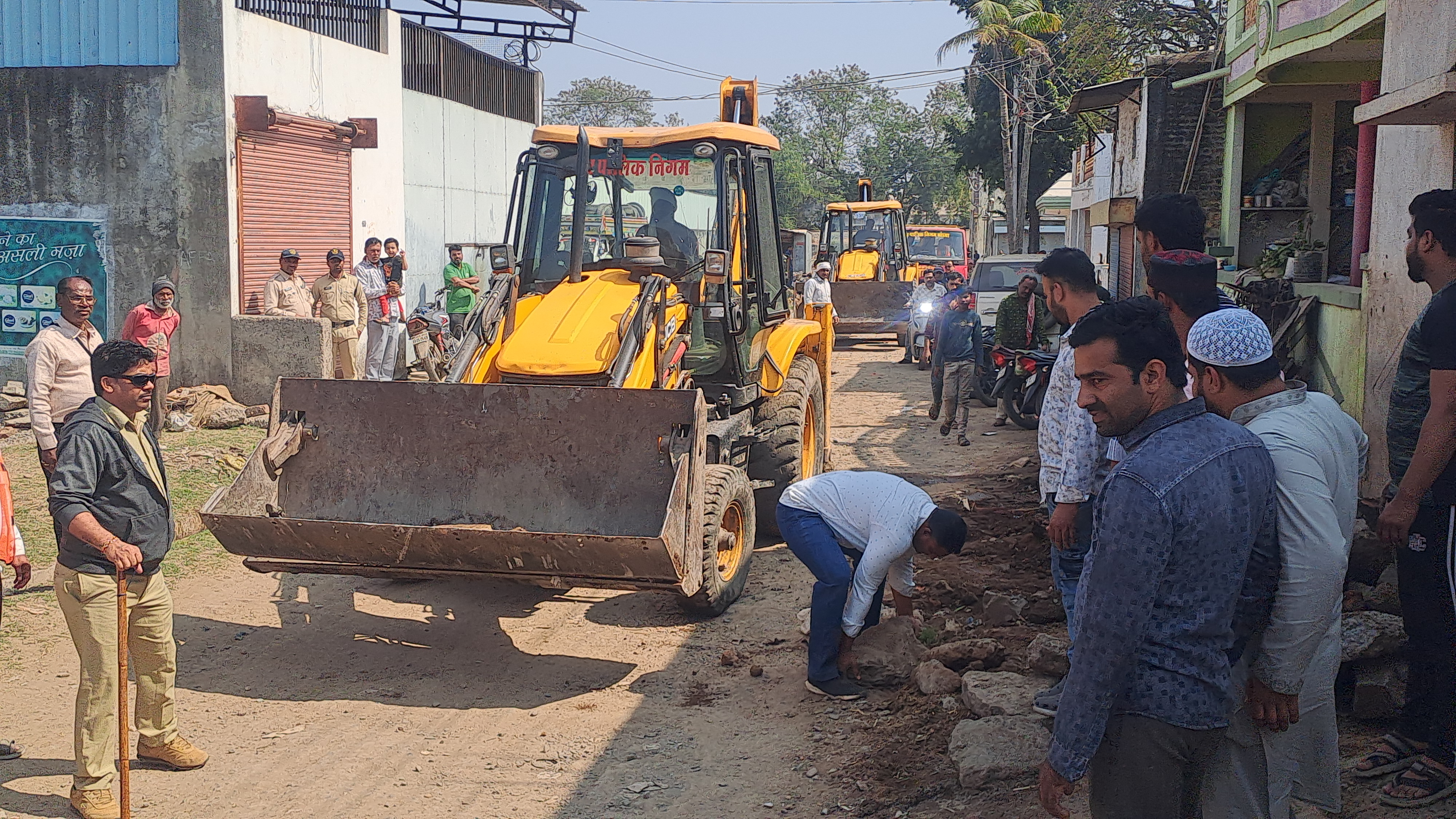 गुलमोहर में पार्षद के मकान पर चला बुलडोजर