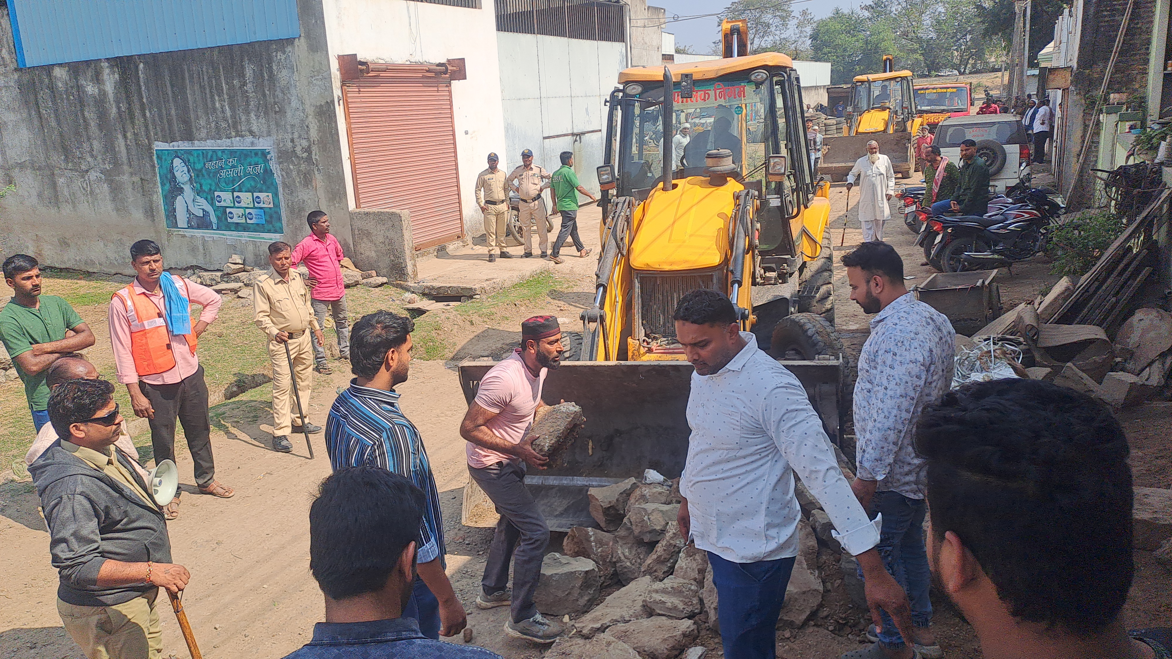 गुलमोहर में पार्षद के मकान पर चला बुलडोजर