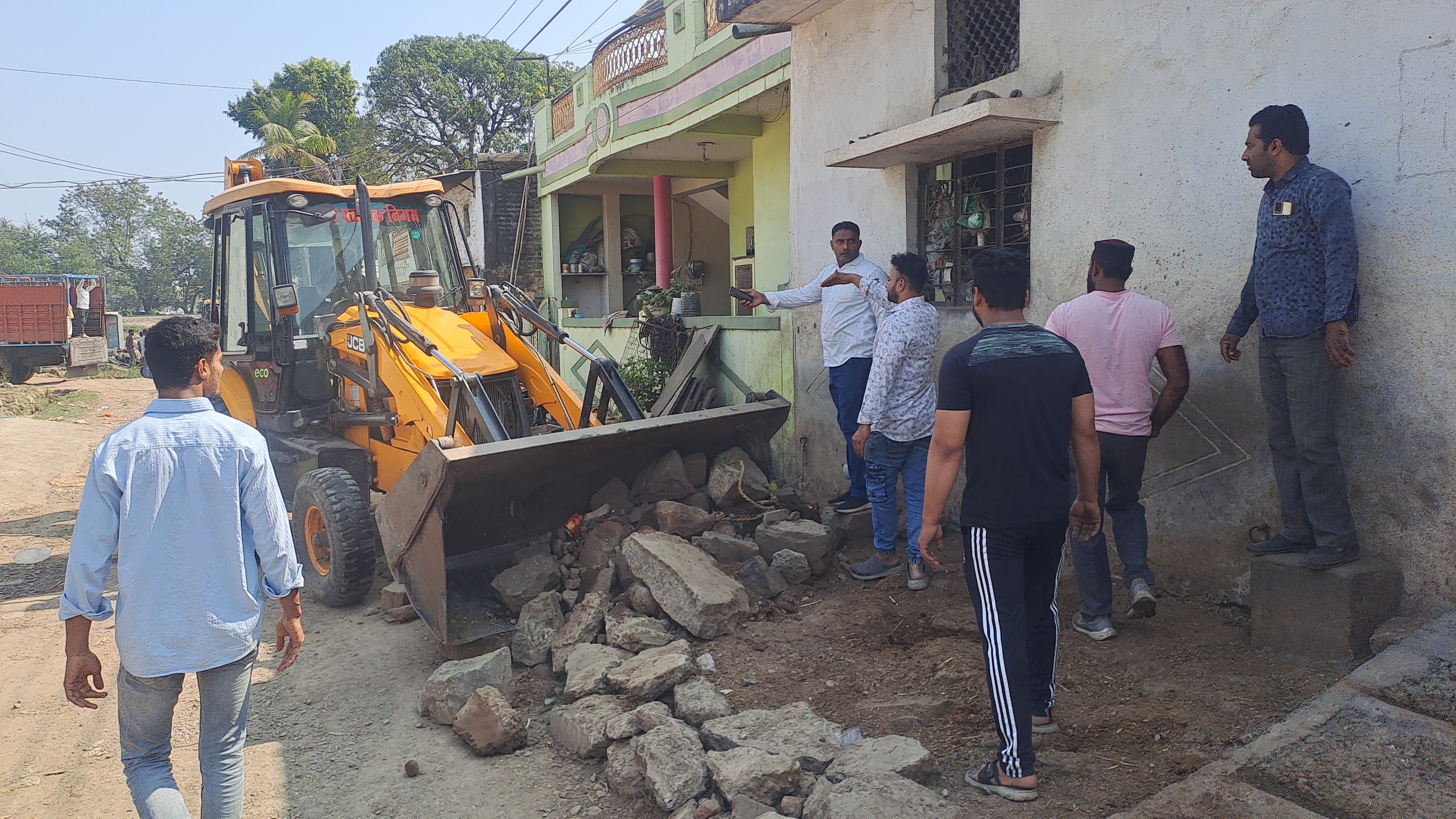 गुलमोहर में पार्षद के मकान पर चला बुलडोजर