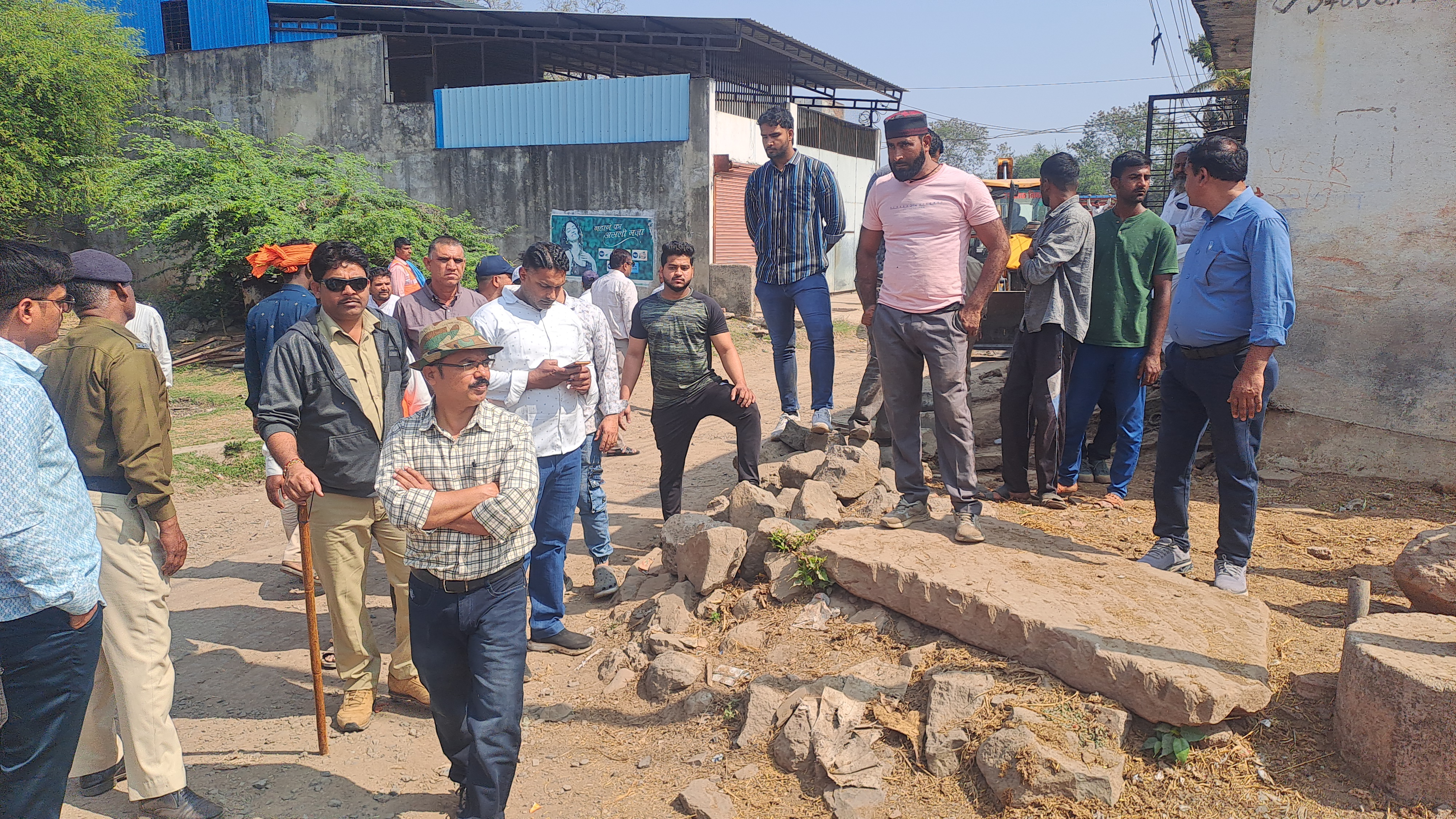 गुलमोहर में पार्षद के मकान पर चला बुलडोजर