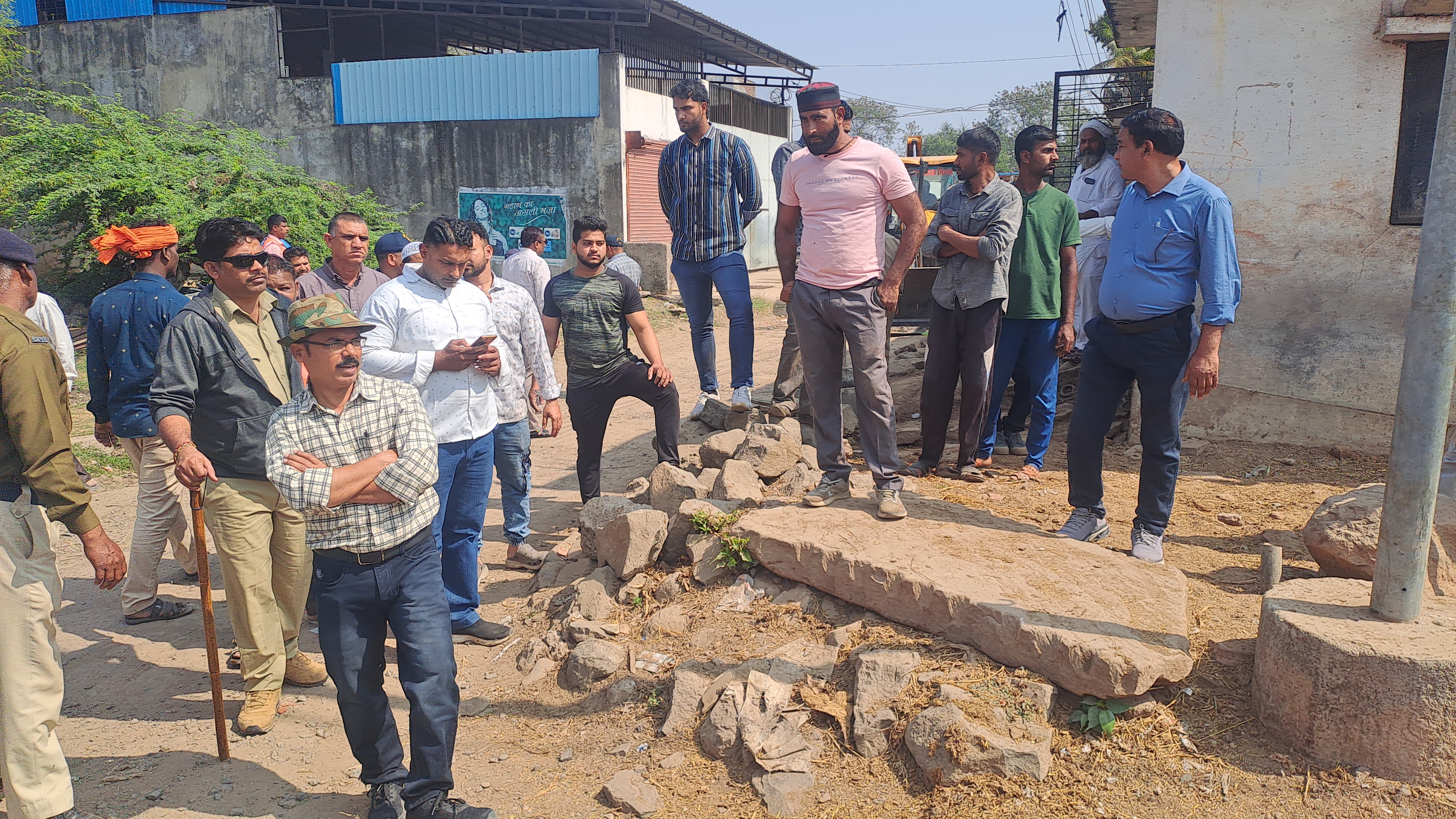 गुलमोहर में पार्षद के मकान पर चला बुलडोजर