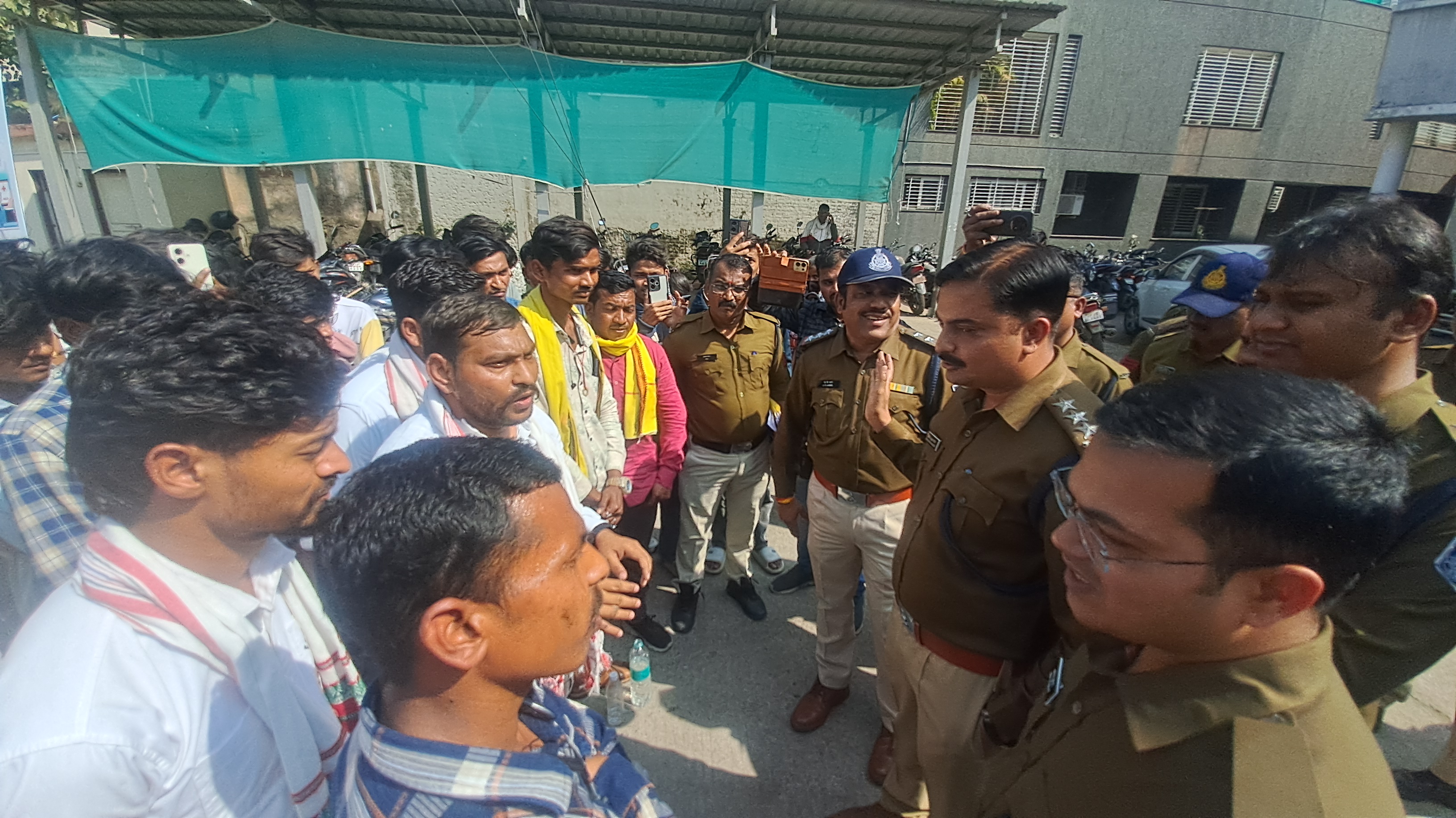 भारतीय आजाद आदिवासी पार्टी का पदम नगर थाने में धरना
