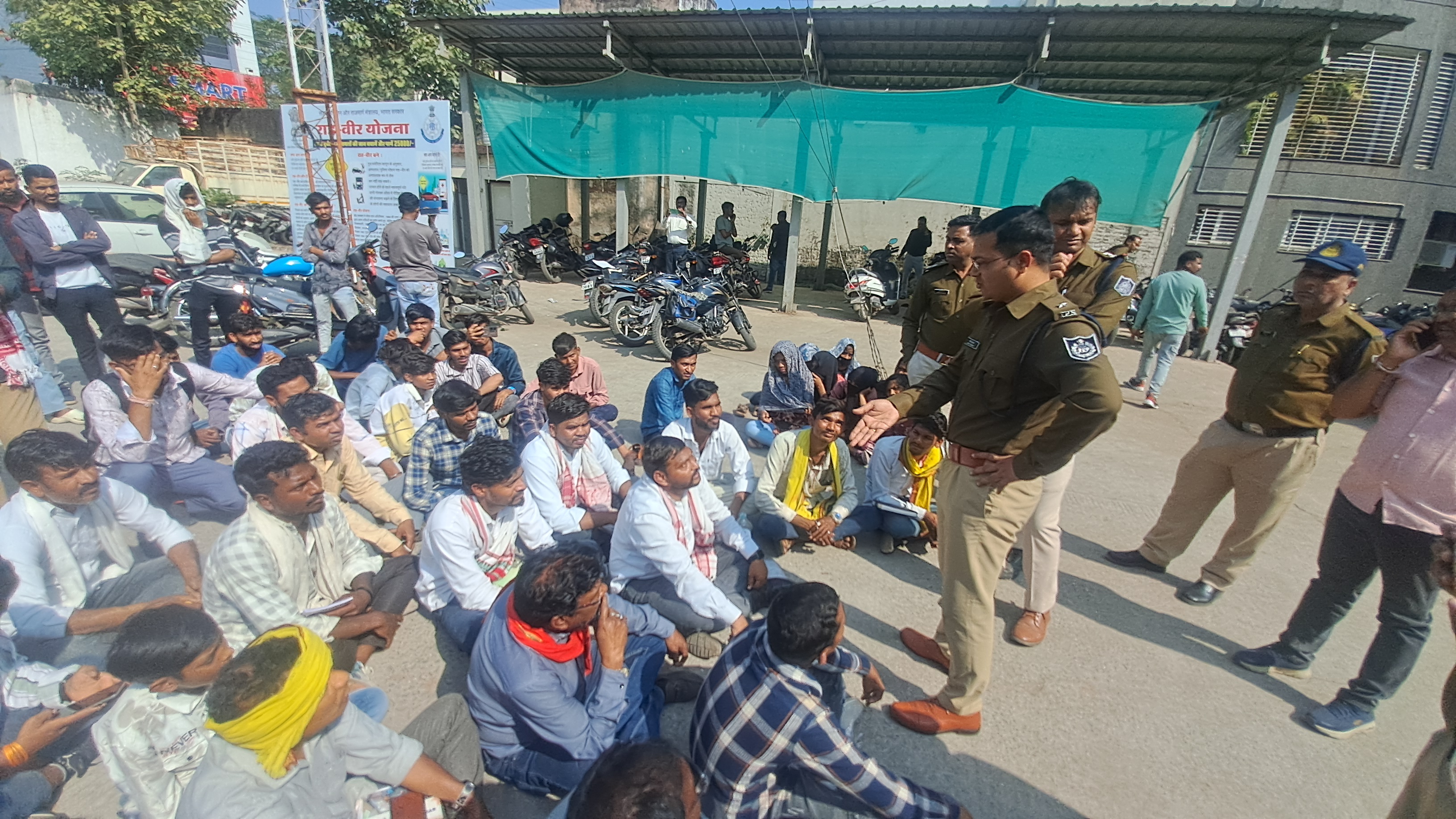 भारतीय आजाद आदिवासी पार्टी का पदम नगर थाने में धरना