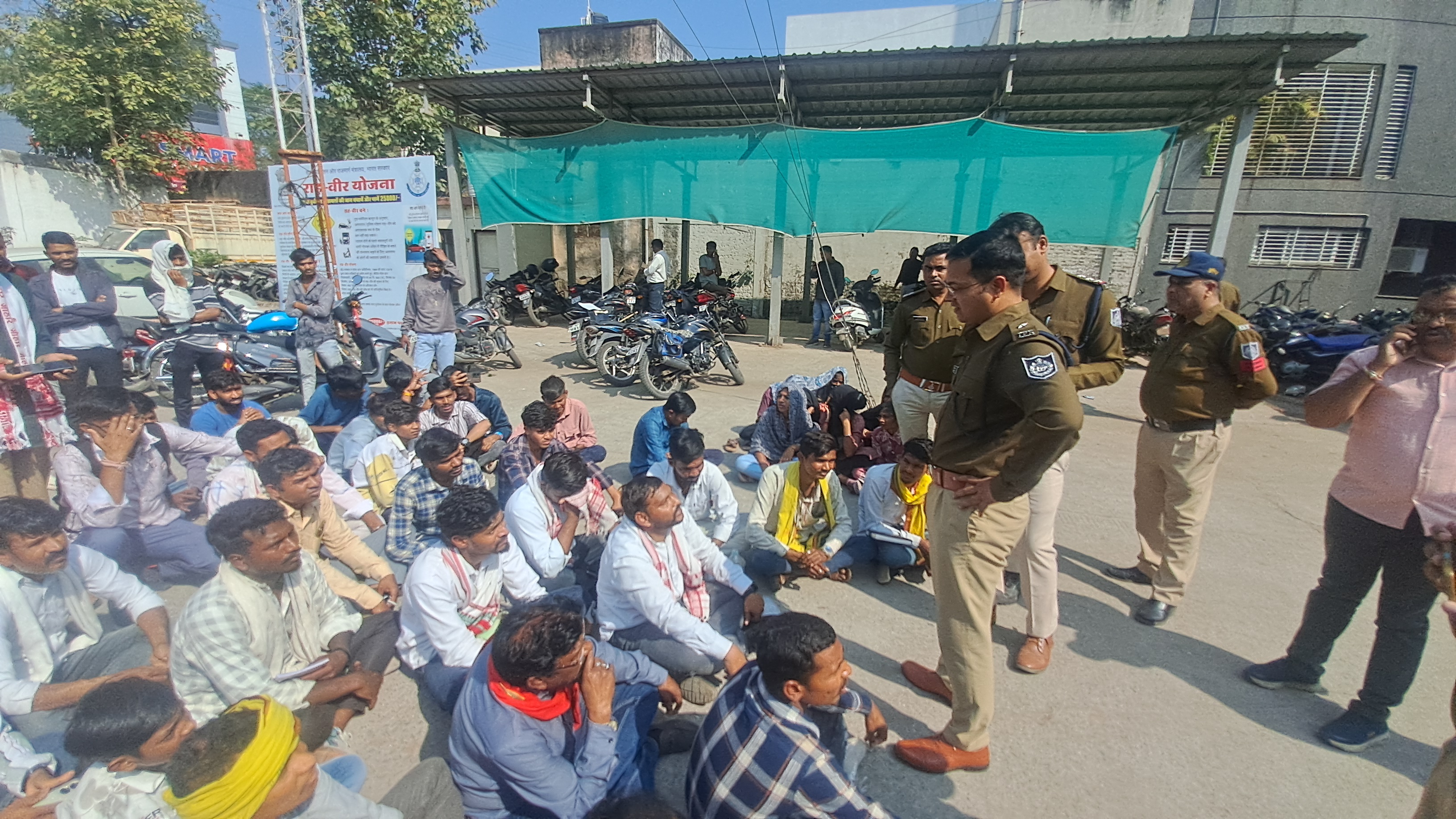 भारतीय आजाद आदिवासी पार्टी का पदम नगर थाने में धरना