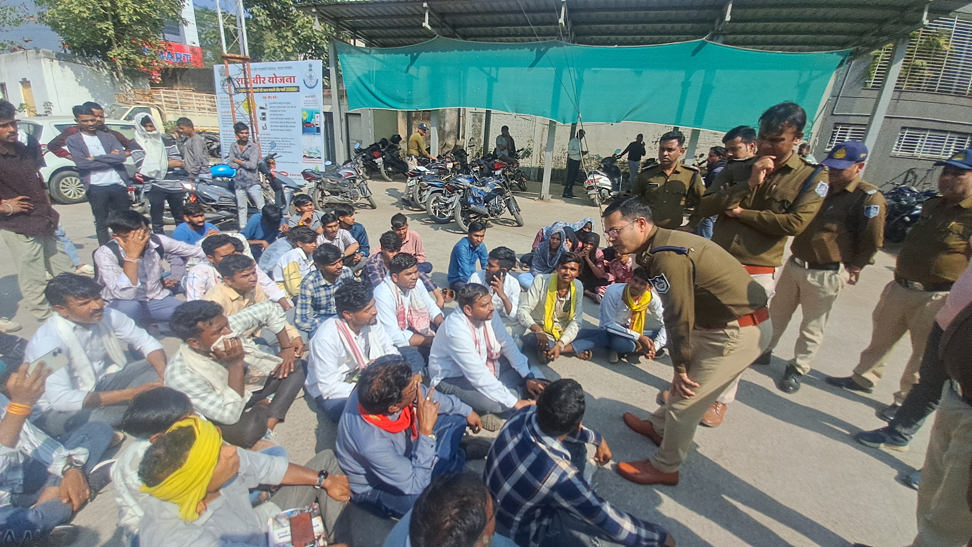 भारतीय आजाद आदिवासी पार्टी का पदम नगर थाने में धरना