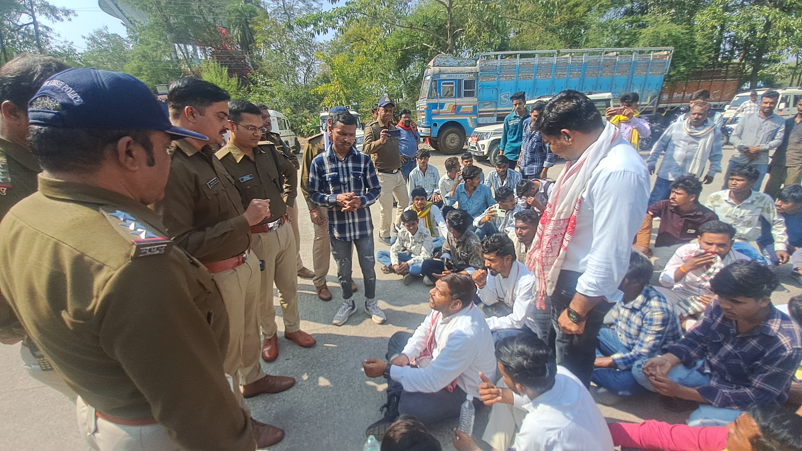 भारतीय आजाद आदिवासी पार्टी का पदम नगर थाने में धरना