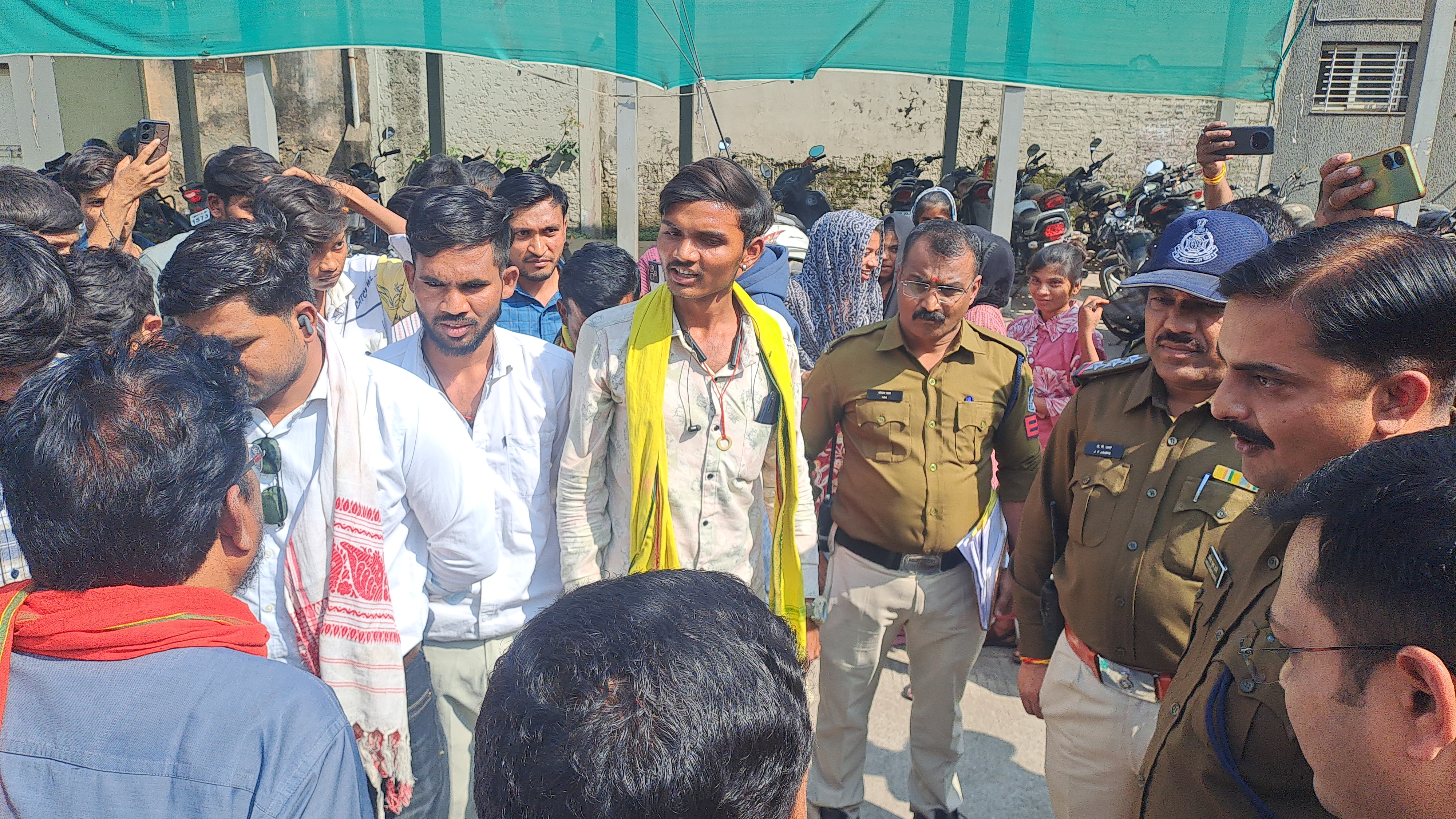 भारतीय आजाद आदिवासी पार्टी का पदम नगर थाने में धरना