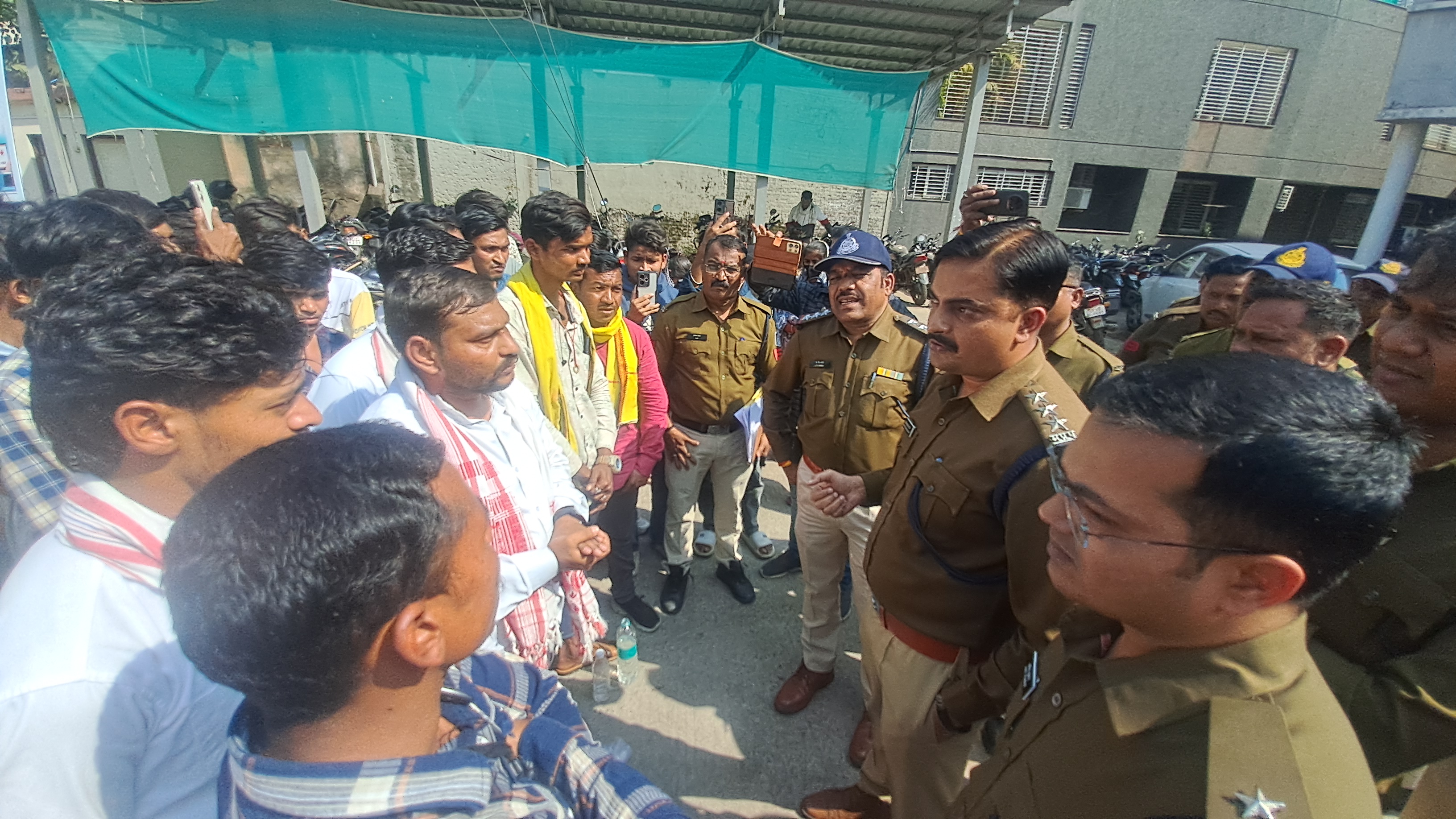 भारतीय आजाद आदिवासी पार्टी का पदम नगर थाने में धरना