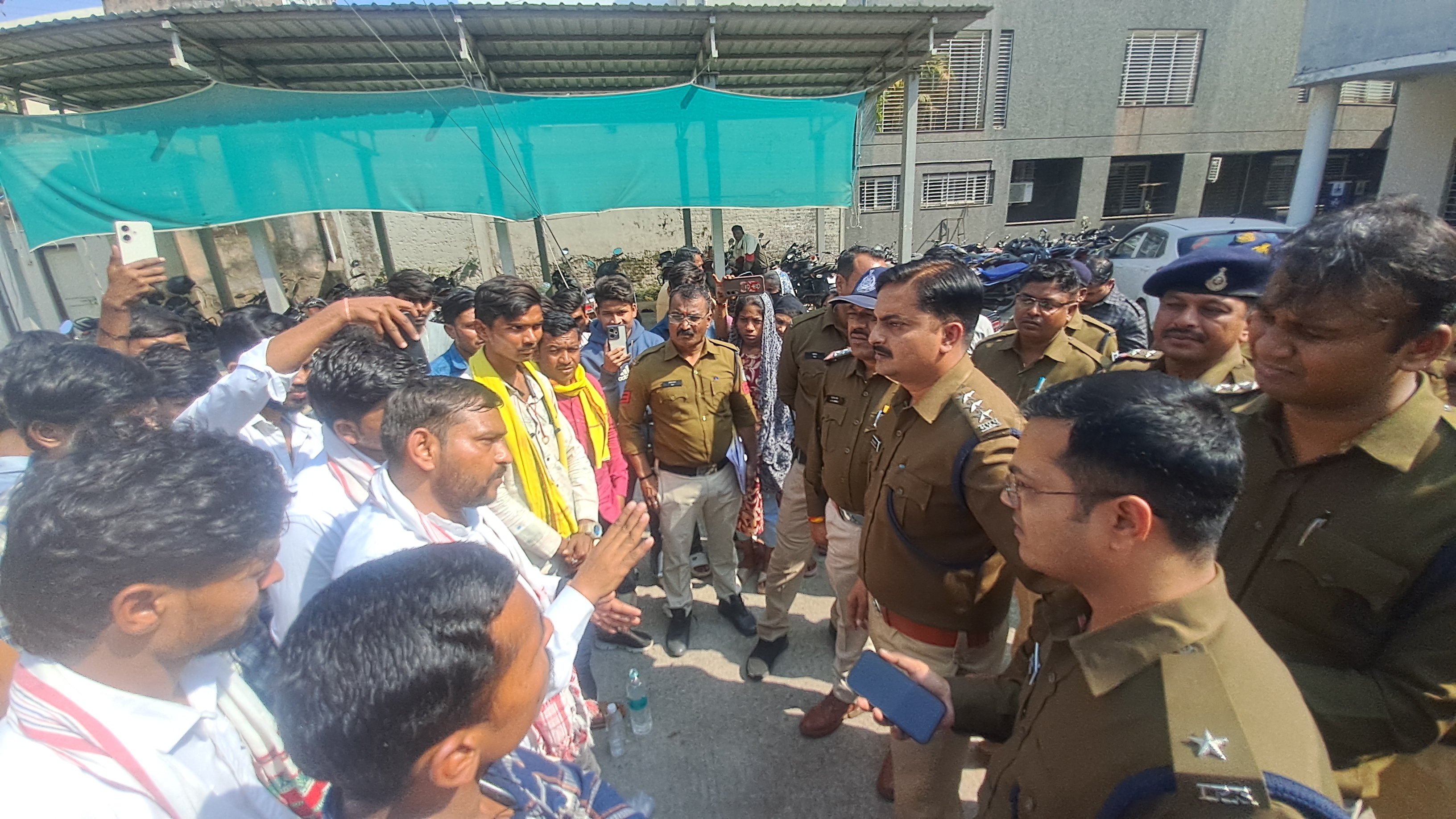 भारतीय आजाद आदिवासी पार्टी का पदम नगर थाने में धरना