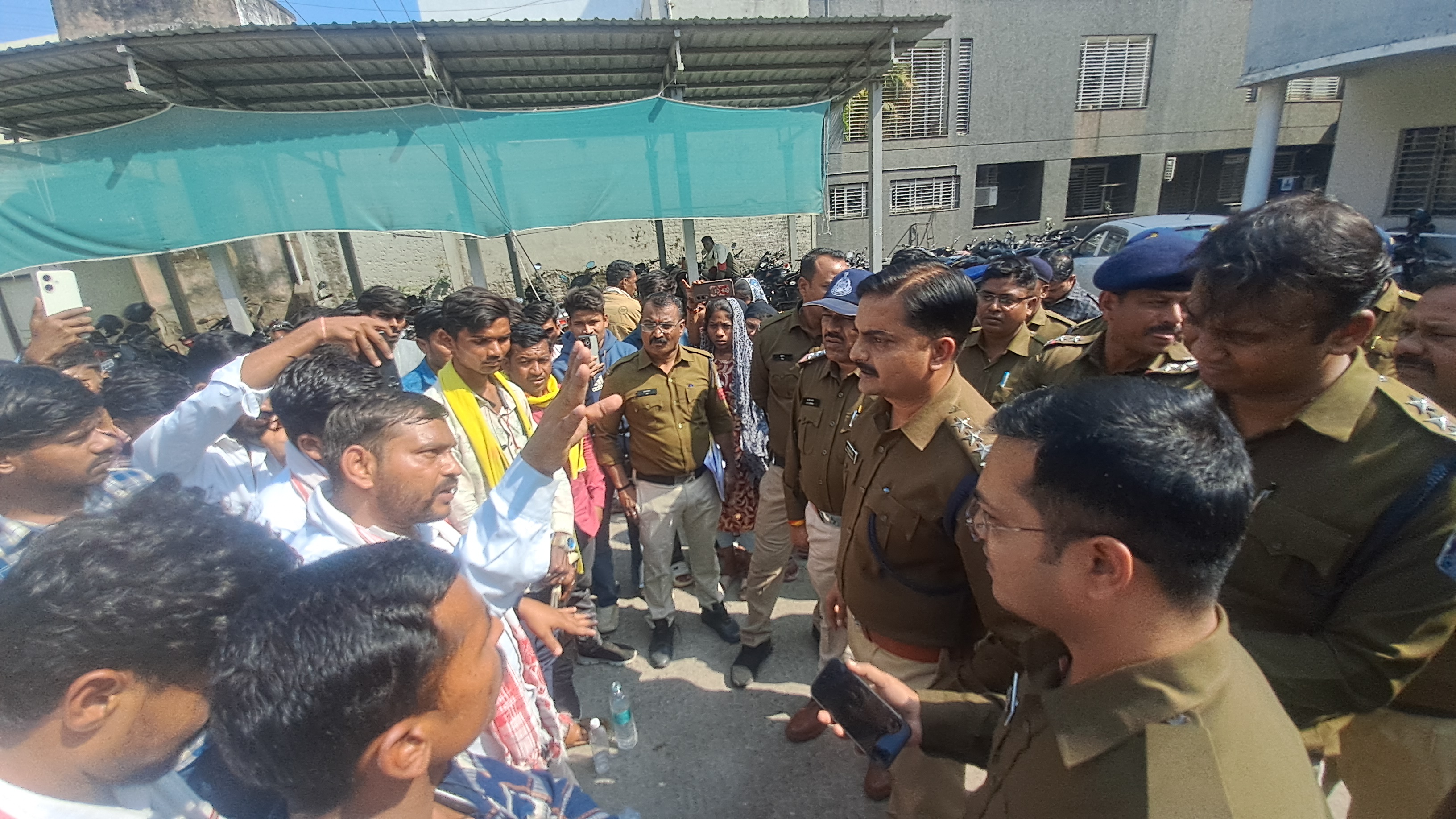 2 घंटे के प्रदर्शन के बाद बाप  पार्टी का धरना समाप्त