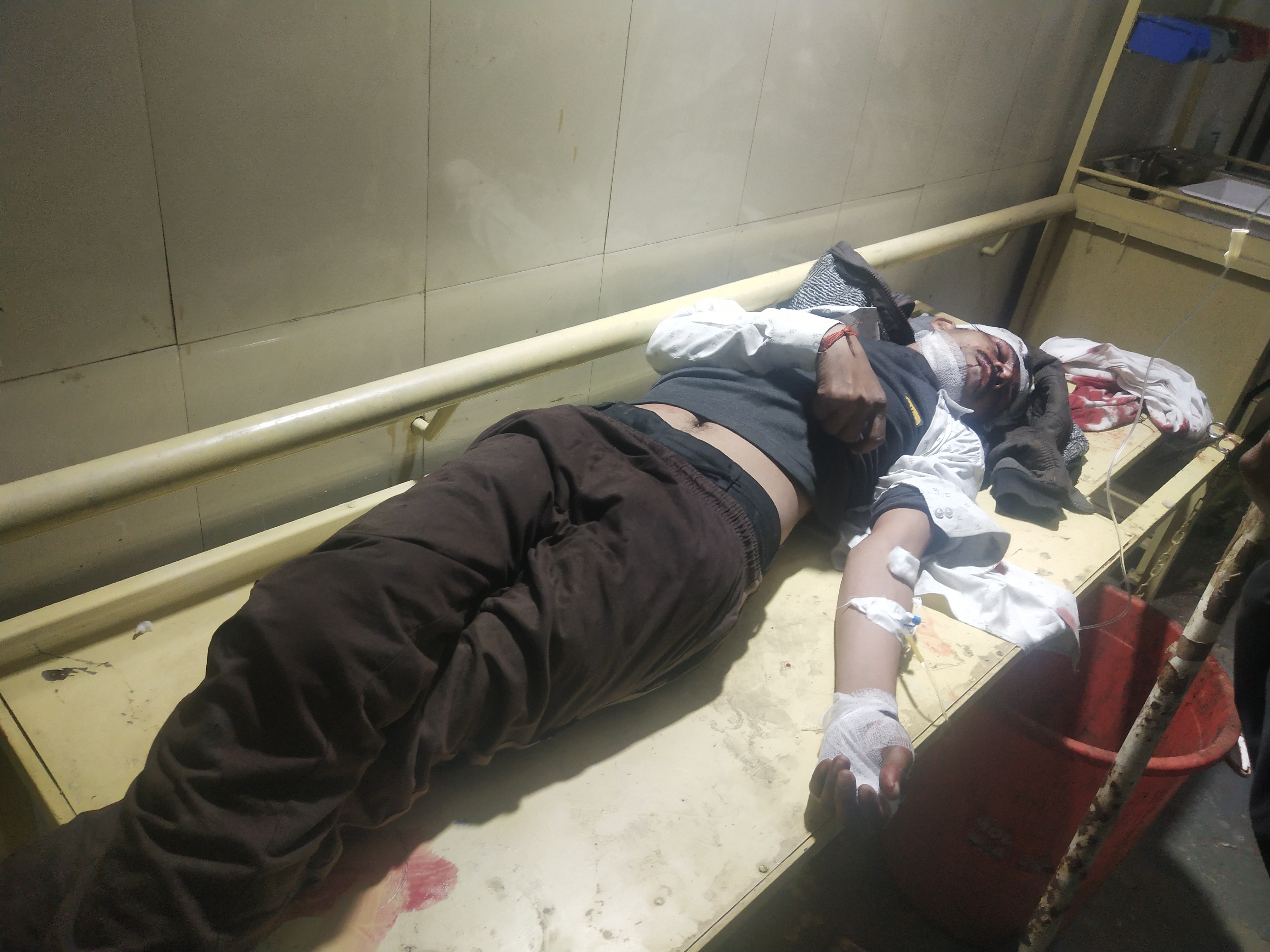 एनएच 44 पर दर्दनाक सड़क हादसा: तेज रफ्तार बाइक ट्रक से टकराई, युवक गंभीर रूप से घायल posted by Bhan Singh Yadav from Sagar