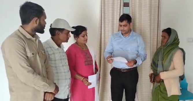 एसबीआई उचेहरा शाखा स्थानांतरण पर नागरिकों और महिला संगठनों का विरोध