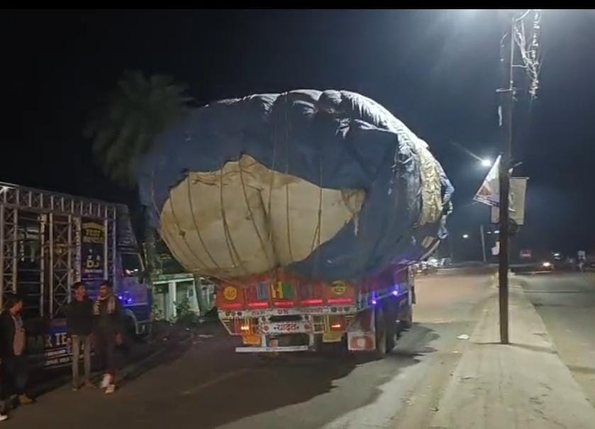 खिमलासा में बड़ा हादसा टला: ओवरलोड भूसे से भरा ट्रक खंभे से टकराया