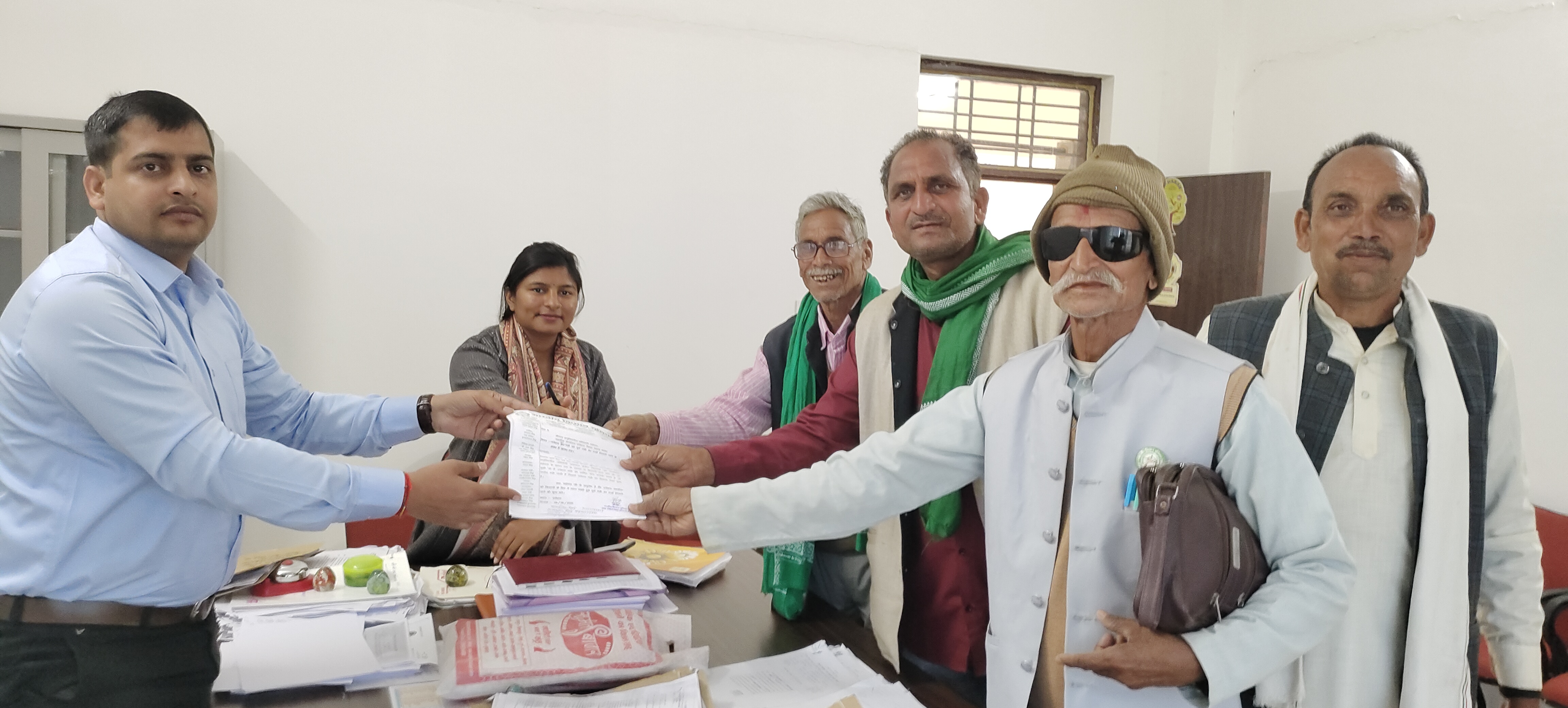 उचेहरा मंडी को फुल मंडी का दर्जा दिलाने की मांग, किसानों ने सौंपा ज्ञापन