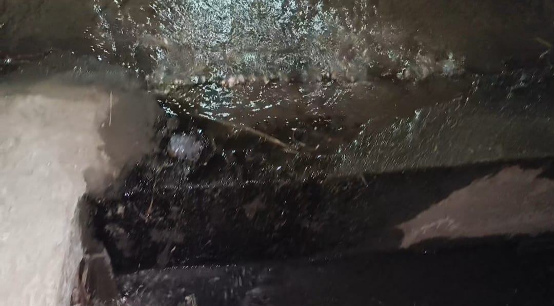 घरों में गंदा पानी पहुंचने से नगरवासी परेशान स्वास्थ्य संकट गहराया नगर निगम की लापरवाही से नागरिकों की चिंता बढ़ी