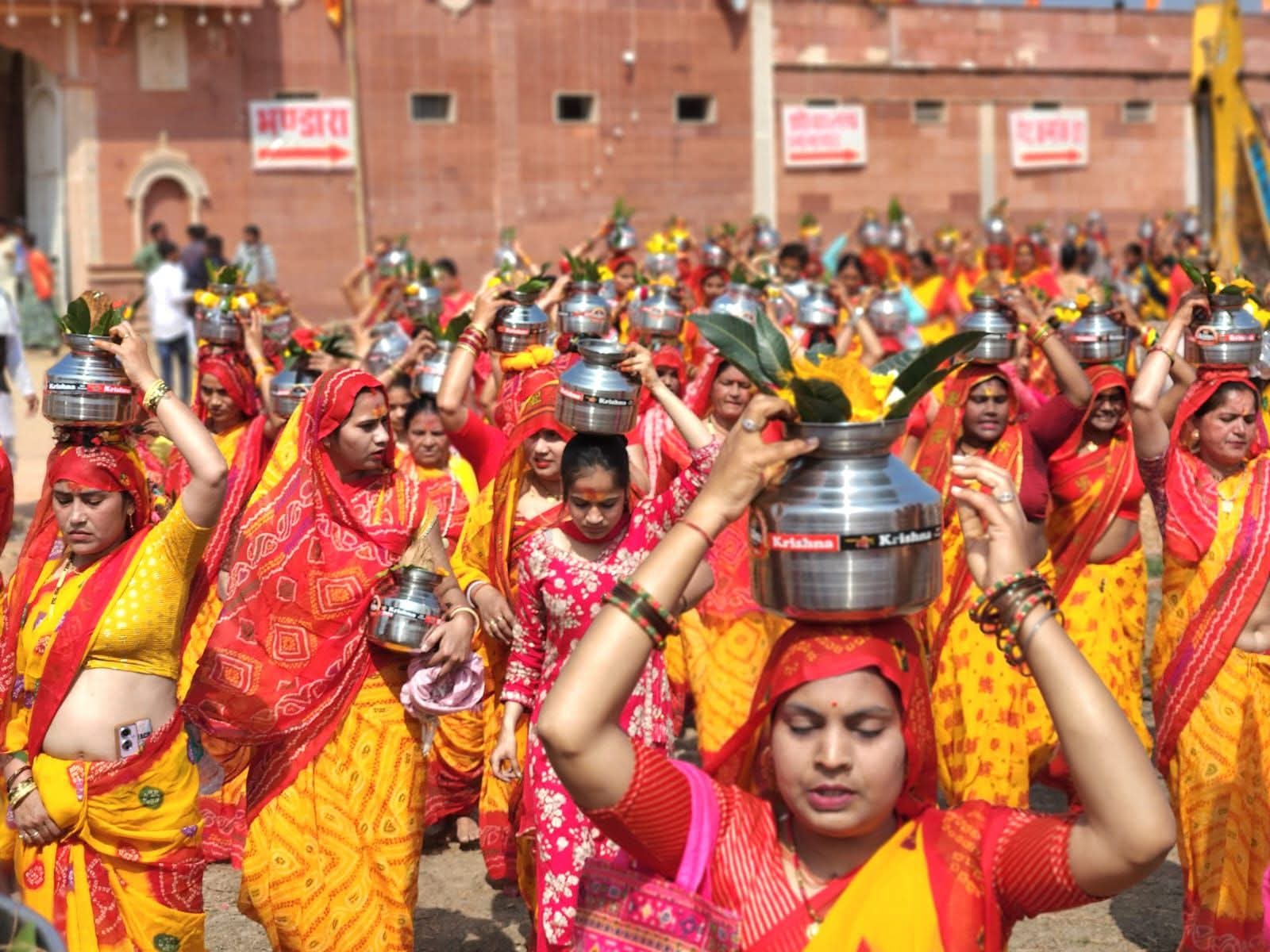 डबरा में नवग्रह शक्तिपीठ महोत्सव का भव्य शुभारंभ, कलश यात्रा में हज़ारों श्रद्धालु हुए शामिल 