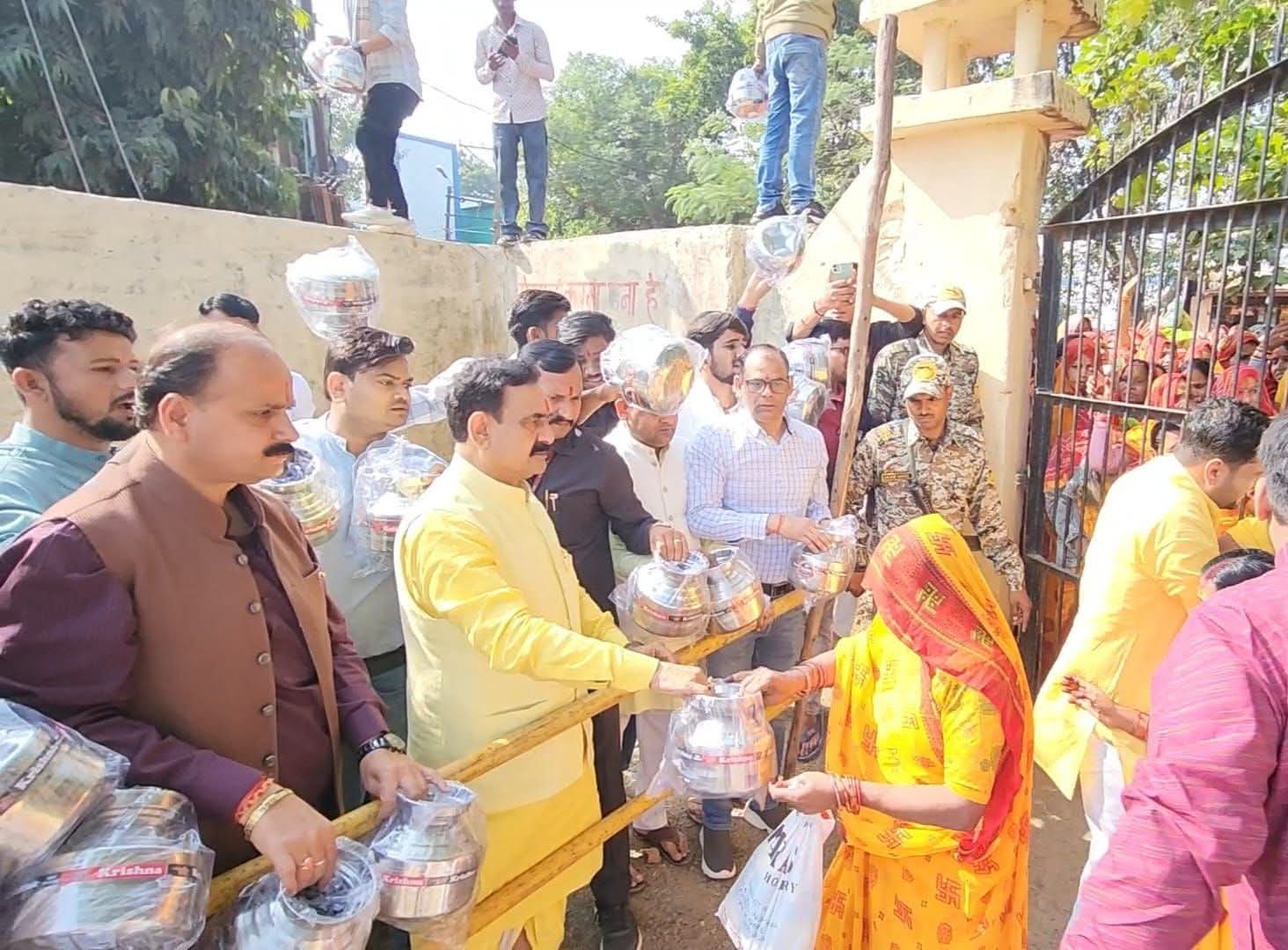 डबरा में नवग्रह शक्तिपीठ महोत्सव का भव्य शुभारंभ, कलश यात्रा में हज़ारों श्रद्धालु हुए शामिल 