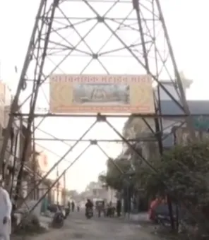 भोपाल के करोंद क्षेत्र में 'एफिल टावर' बना खतरा: हाईटेंशन लाइन के नीचे से गुजरी सड़क