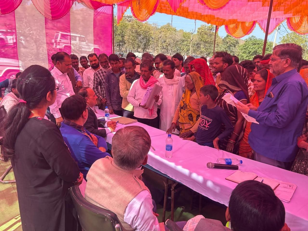 मोहनगढ़ में कलेक्टर, एसडीएम एवं तहसीलदार कोर्ट लगाकर राजस्व संबंधी समस्याओं का कराया गया निराकरण
