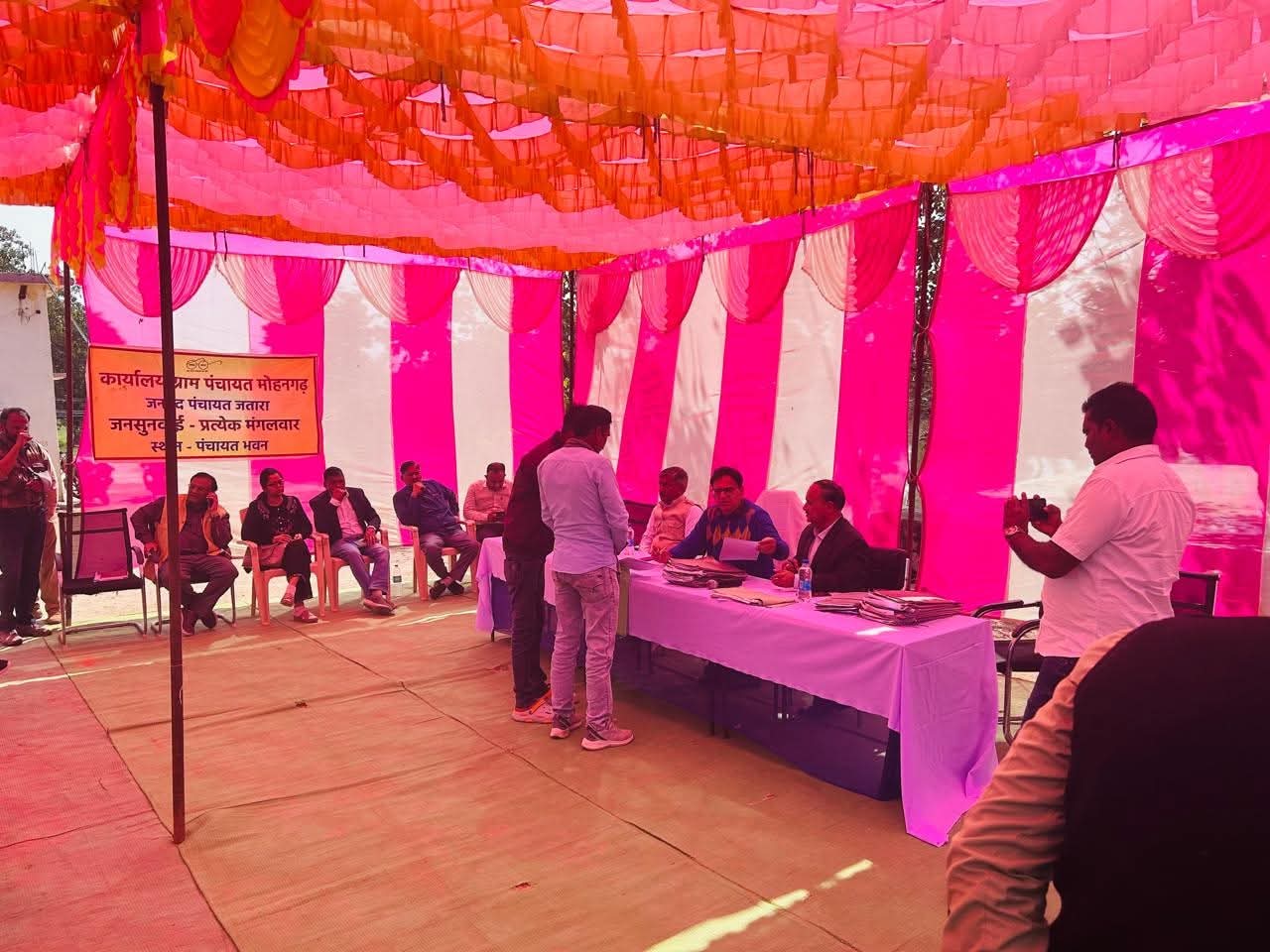 मोहनगढ़ में कलेक्टर, एसडीएम एवं तहसीलदार कोर्ट लगाकर राजस्व संबंधी समस्याओं का कराया गया निराकरण