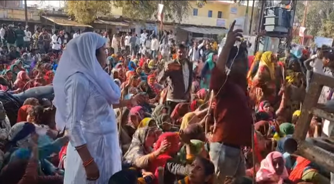 बिजावर में जनआक्रोश चरम पर: थाने का घेराव posted by Amit Kumar Awasthi