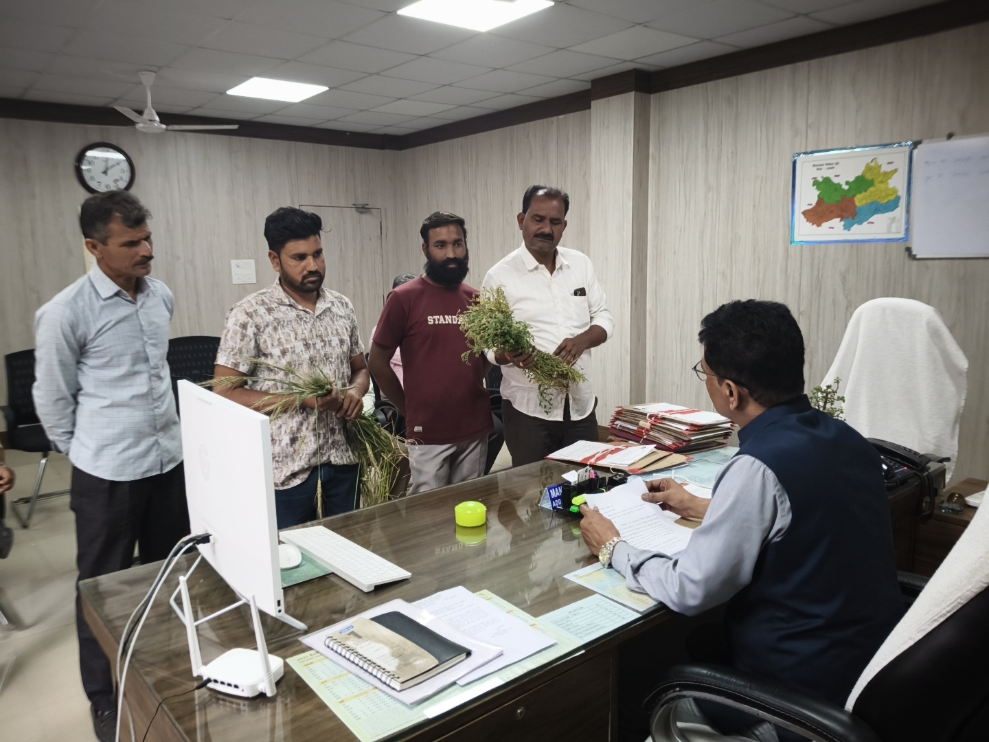 रायसेन: फास्फेट फैक्ट्री के धुएं से खराब हो रही फसल, किसान पहुंचे कलेक्ट्रेट