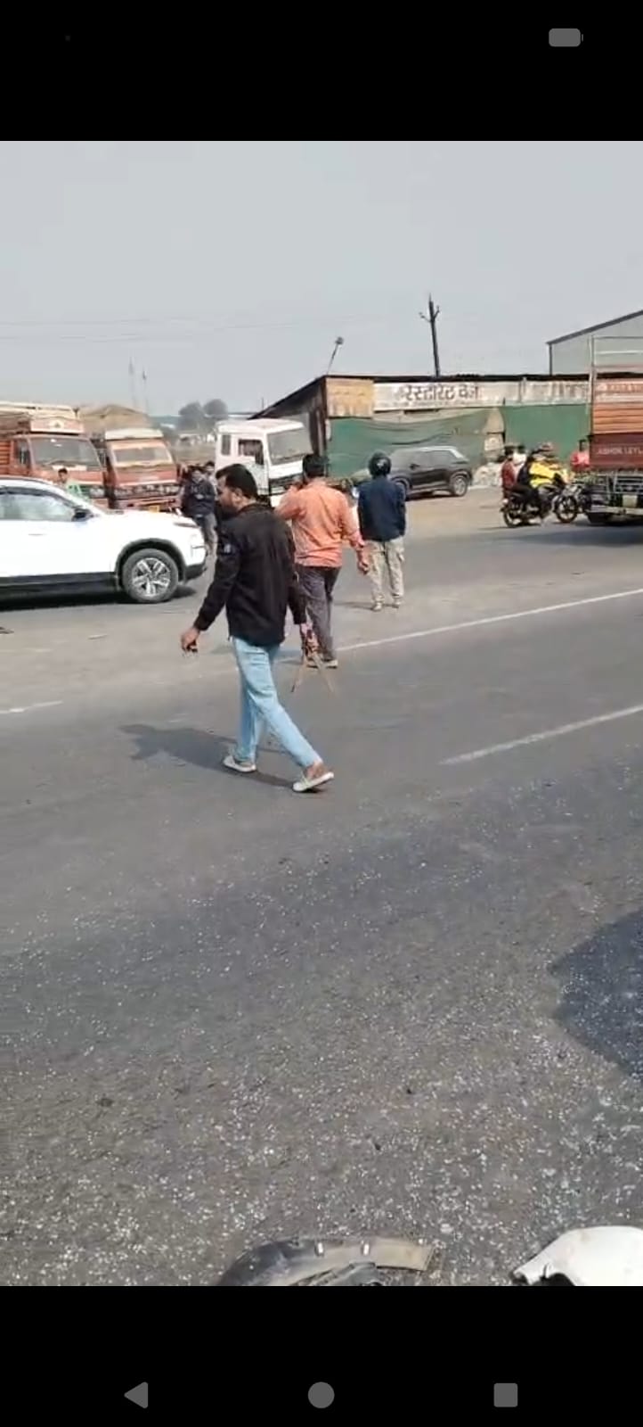 पीथमपुर: तेज रफ्तार कार ने मारी टक्कर, बड़ा हादसा टला posted by Amit Atulkar from Pithampur