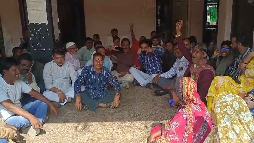 रतलाम की जावरा नगर पालिका में दो दिवसीय विरोध प्रदर्शन: वेतन और विकास कार्यों पर छिड़ा विवाद
