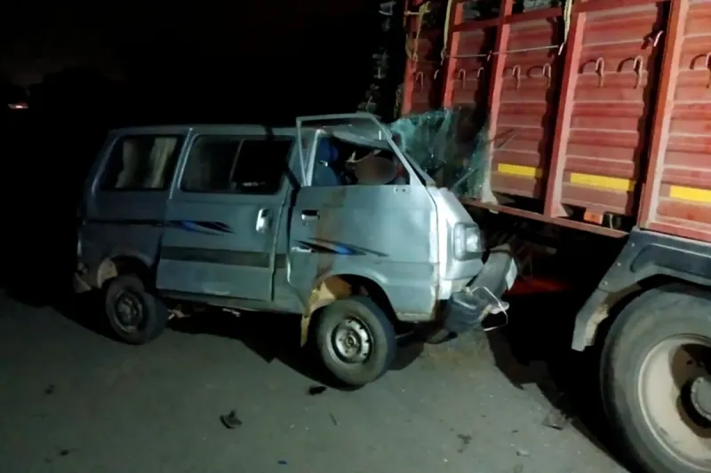 दुर्घटनाग्रस्त वैन की बेलगाम रफ्तार से ट्रक में टक्कर युवक की गर्दन कटकर दर्दनाक मौत चालक हुआ मौके से फरार पुलिस जांच में जुटी
