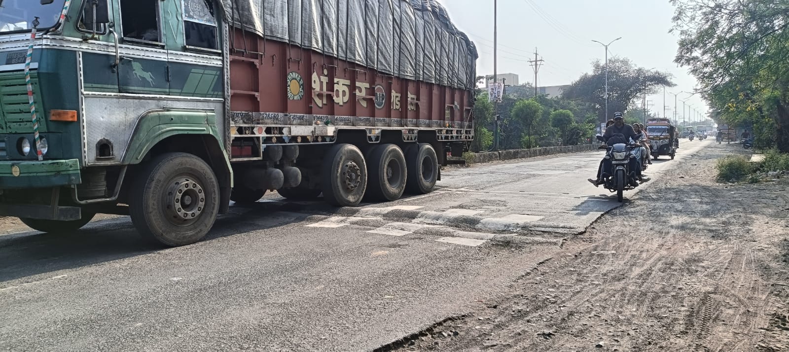 बुरहानपुर की सड़कों पर गड्ढों की बजाय ब्रेकरों की भरमार, प्रशासन से जवाब की मांग