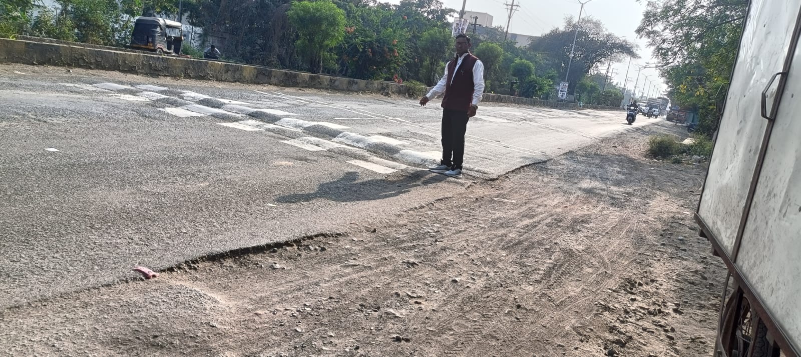 बुरहानपुर की सड़कों पर गड्ढों की बजाय ब्रेकरों की भरमार, प्रशासन से जवाब की मांग
