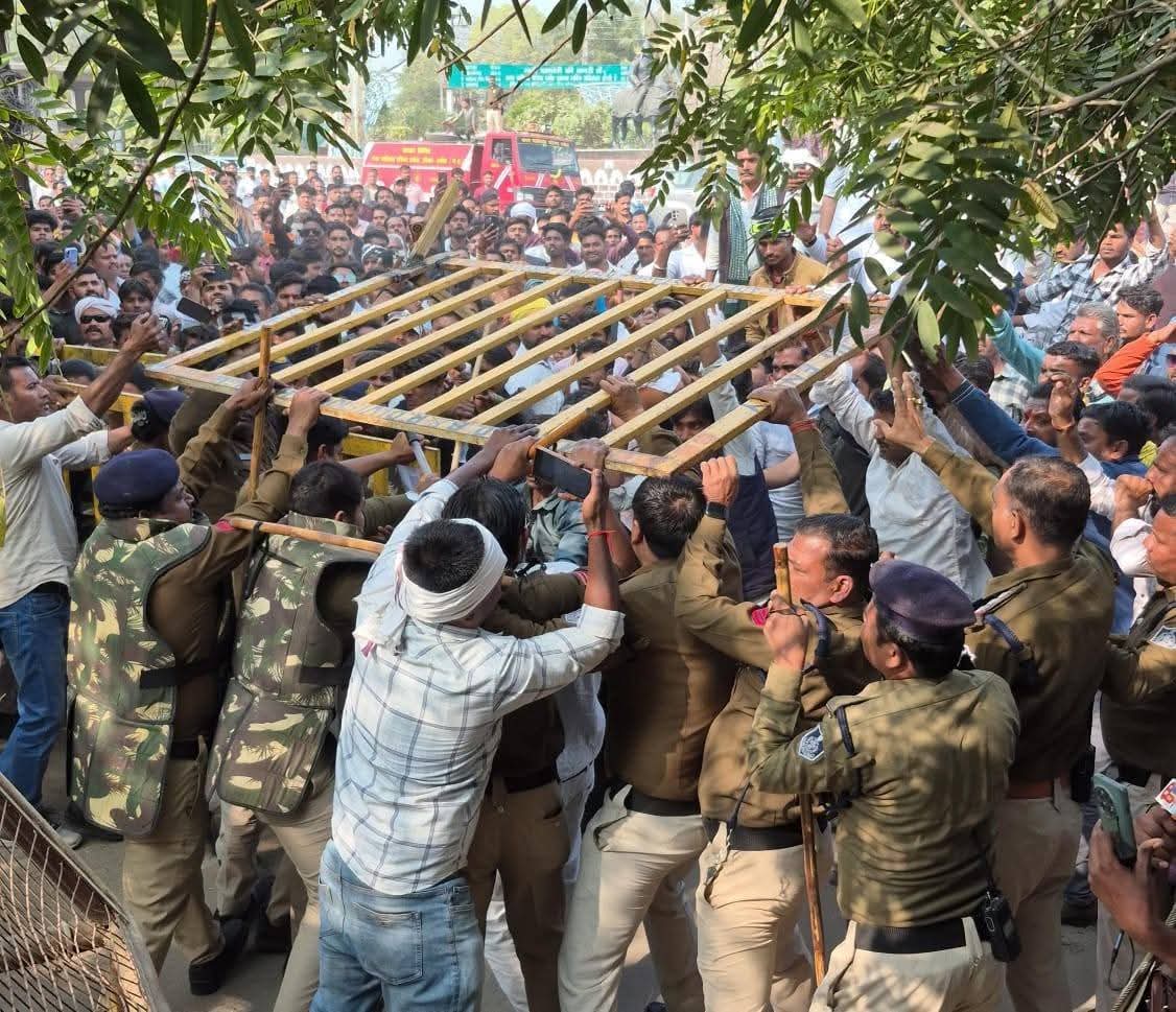 दमोह में आत्महत्या मामले पर बवाल: परिजन अस्थियां लेकर पहुंचे कलेक्ट्रेट, न्याय की गुहार