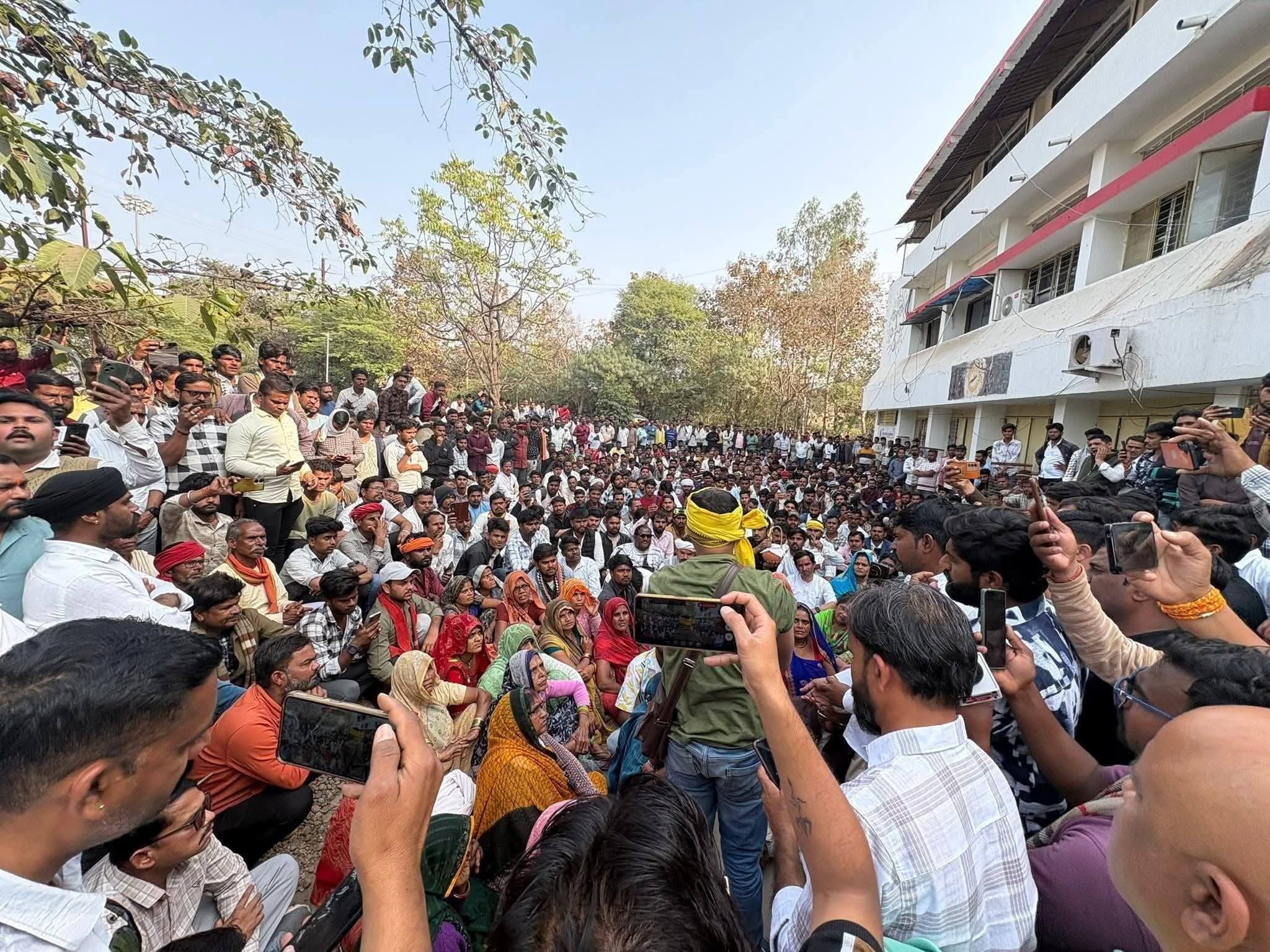 दमोह में आत्महत्या मामले पर बवाल: परिजन अस्थियां लेकर पहुंचे कलेक्ट्रेट, न्याय की गुहार