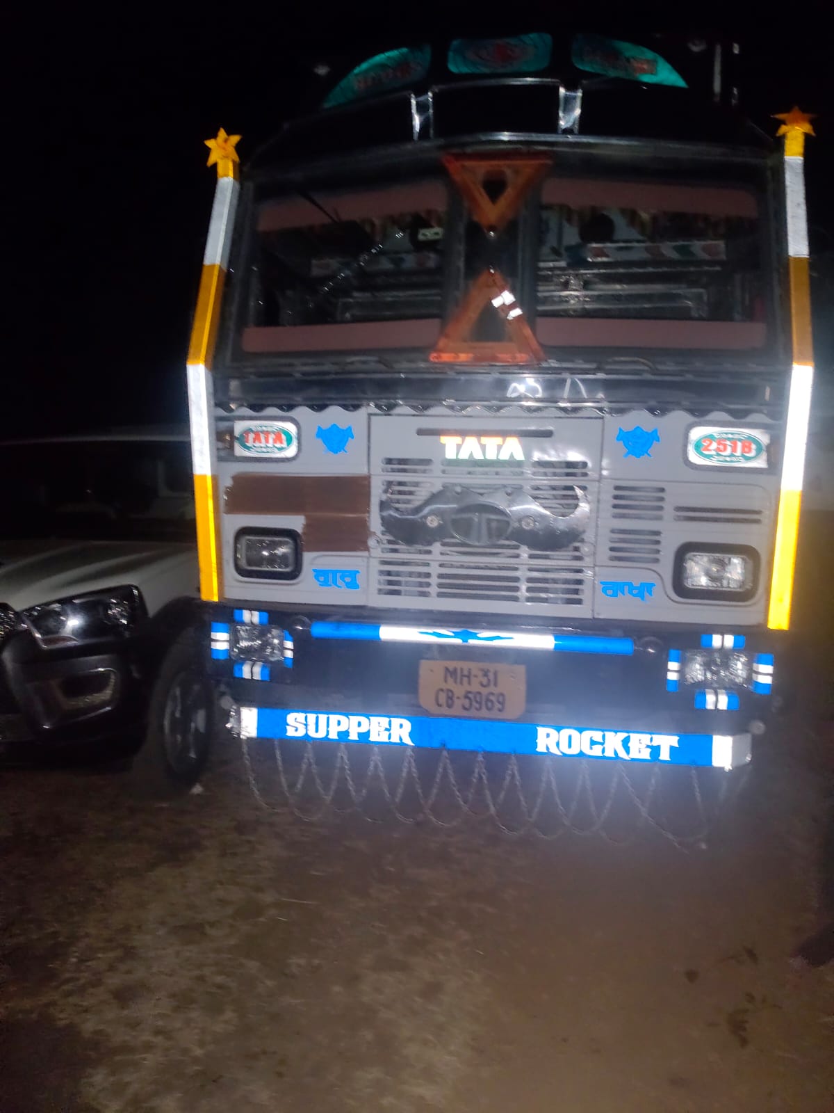 विहिप, बजरंग दल और जन सेवा समिति की बड़ी कार्रवाई: 36 गोवंश से भरा 14 चक्का ट्रक पकड़ा, अंधेरे का फायदा उठाकर तस्कर फरार