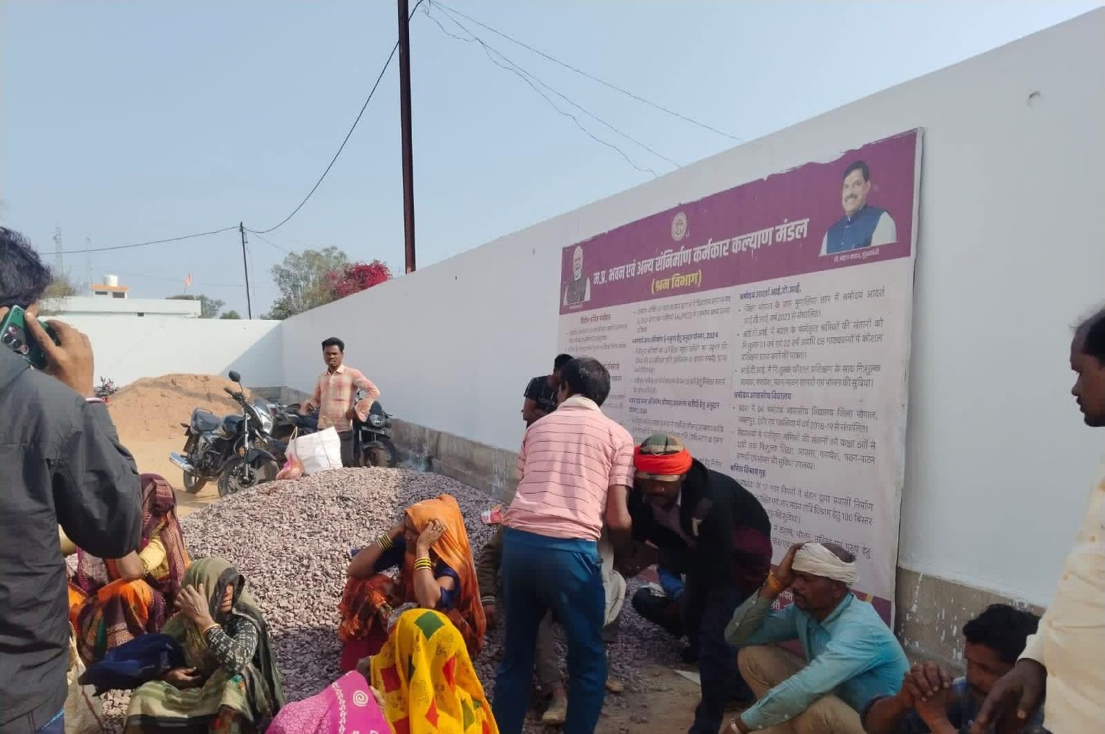 किशनगढ़-नगदा मार्ग पर बड़ा हादसा: मजदूरों से भरी पिकअप पलटी, कई घायल