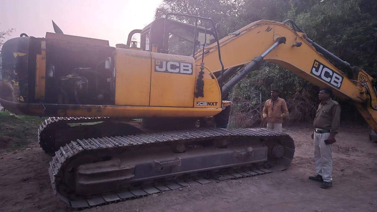 अवैध खनिजों के उत्खनन और परिवहन पर कलेक्टर के निर्देशानुसार प्रभावी कार्रवाई करते हुए प्रशासन ने सख्ती से निगरानी बढ़ाई और नियमों का पालन सुनिश्चित किया