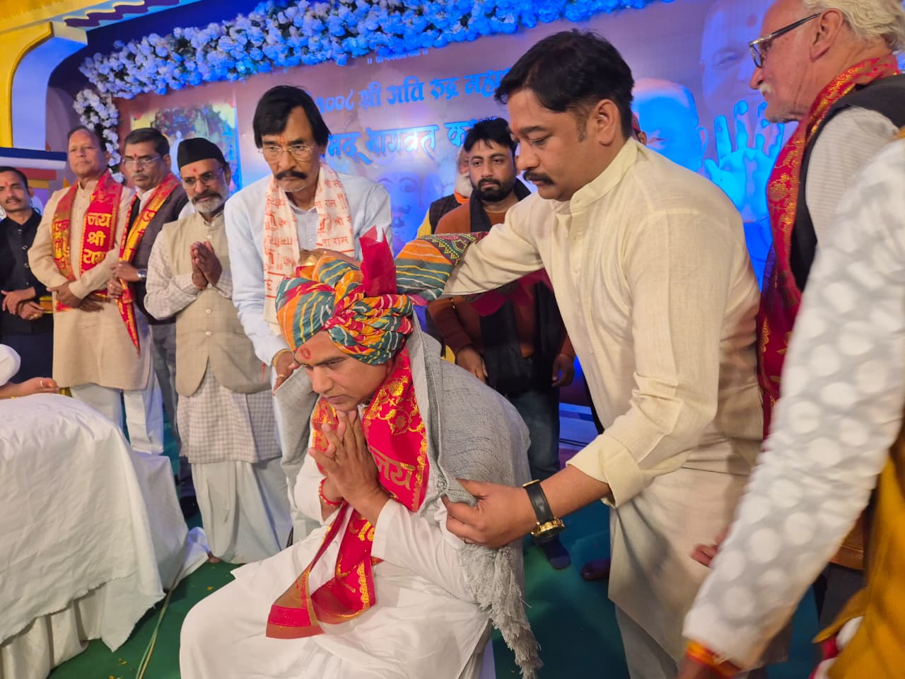 श्रीमद्भागवत कथा में उमड़ी श्रद्धा,अजब धाम से पधारे श्रीरामनुग्रह दास महाराज जी का व्यास पीठ से हुआ सम्मान...