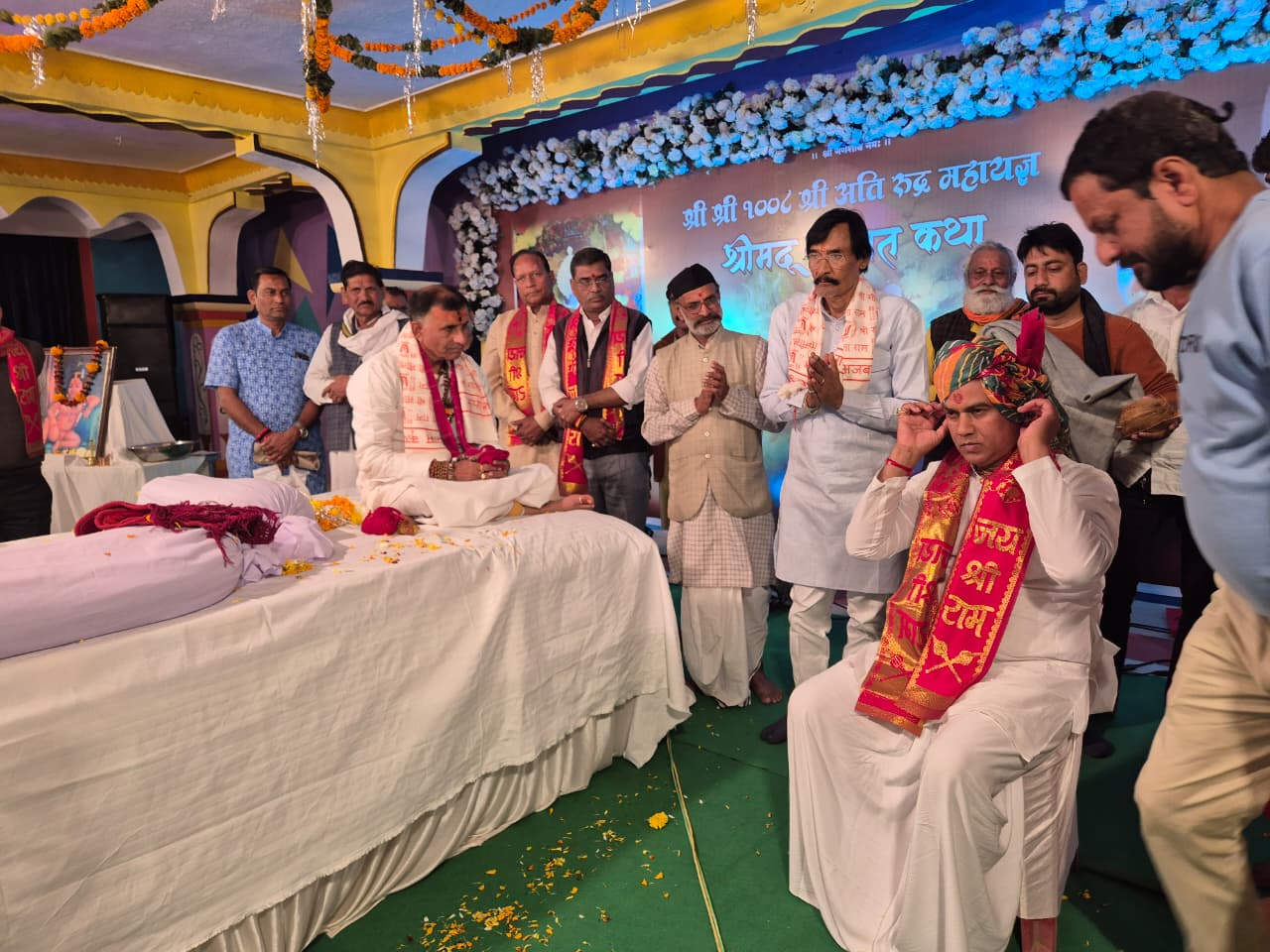 श्रीमद्भागवत कथा में उमड़ी श्रद्धा,अजब धाम से पधारे श्रीरामनुग्रह दास महाराज जी का व्यास पीठ से हुआ सम्मान...