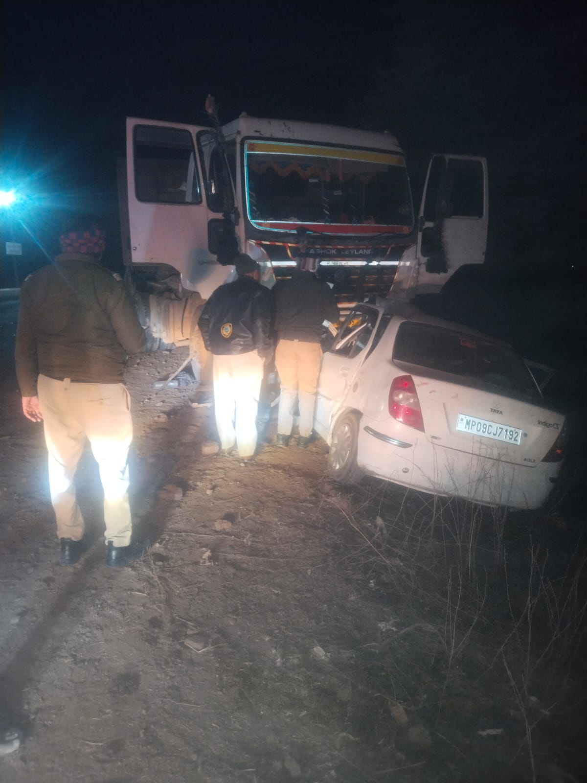 गढाकोटा सड़क हादसा: ट्रक और फोर व्हीलर की टक्कर में युवती की मौत, चार घायल