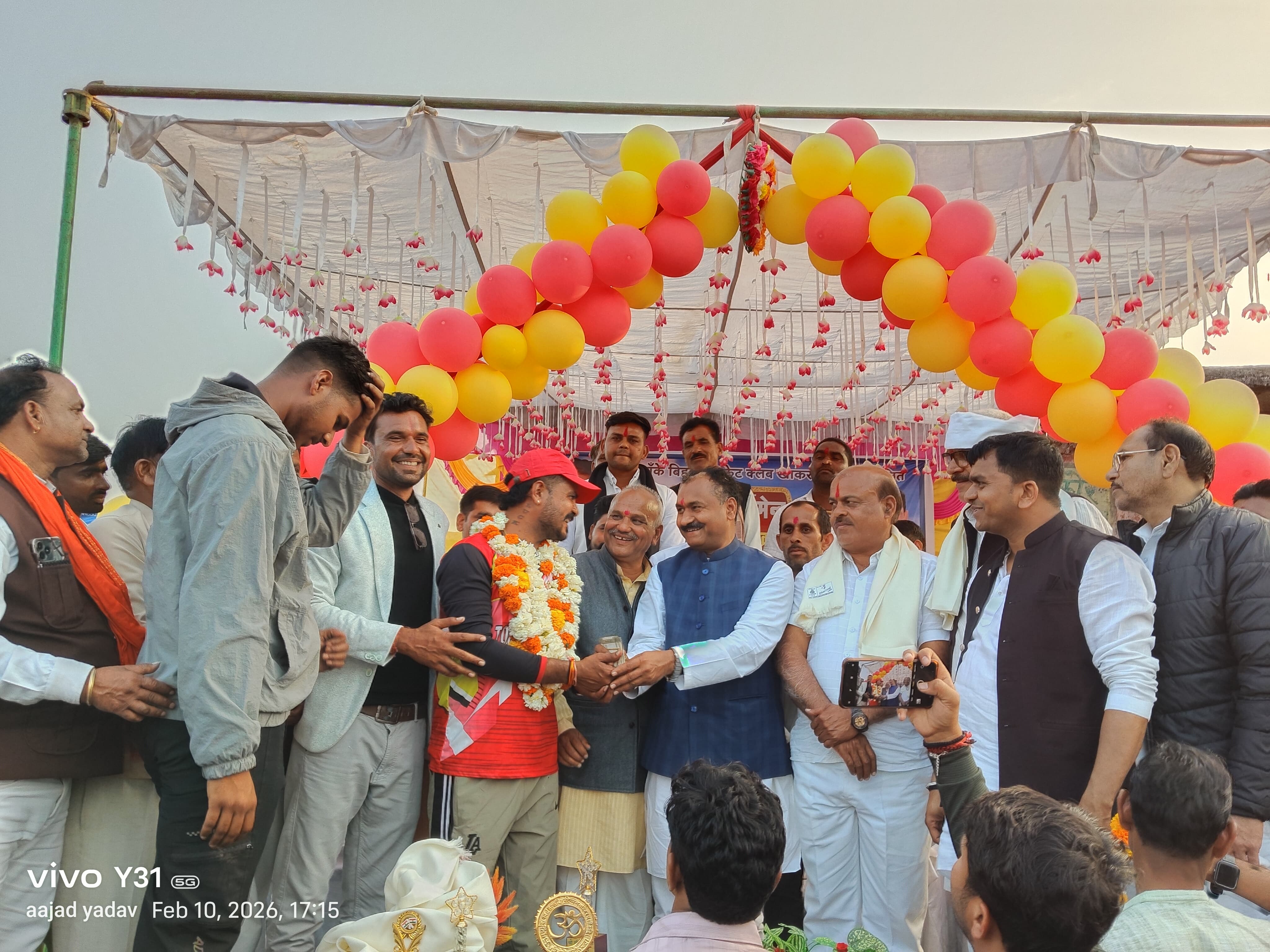 मोहनगढ़ में श्री बांके बिहारी क्रिकेट टूर्नामेंट: रानीपुर ने जीती ट्रॉफी posted by Rakesh Ahirwar from Tikamgarh