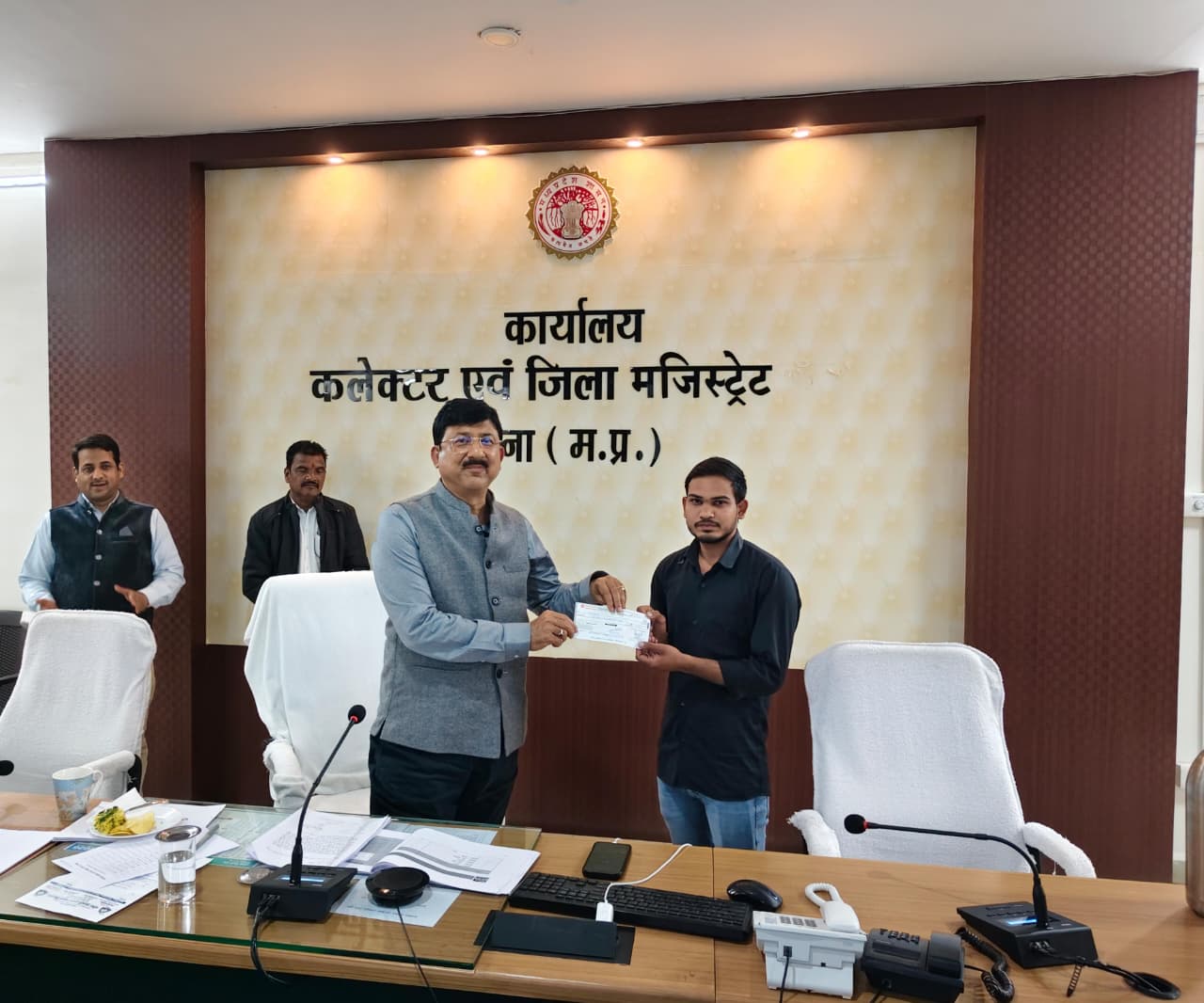 कलेक्टर श्री कन्याल ने मानवीय संवेदना का परिचय देते हुए दी आर्थिक सहायता