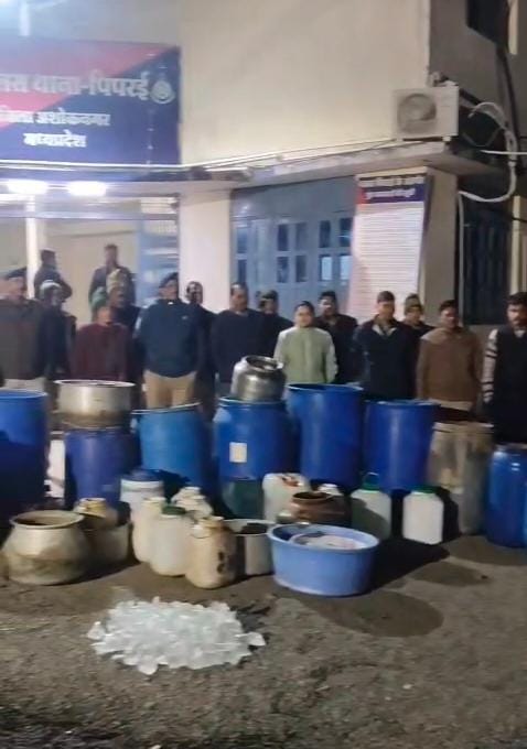 पिपरई में अवैध शराब माफियाओं पर पुलिस का बड़ा प्रहार: 4 लाख का सामान जब्त, 11 तस्कर गिरफ्तार