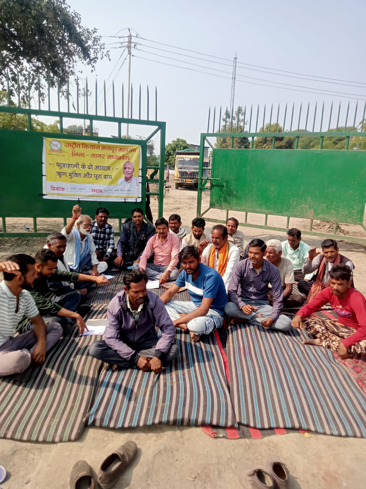 बीना जेपी फ्लाई ऐश प्वाइंट पर किसानों का अनिश्चितकालीन धरना: रोजगार और पर्यावरण सुरक्षा की मांग